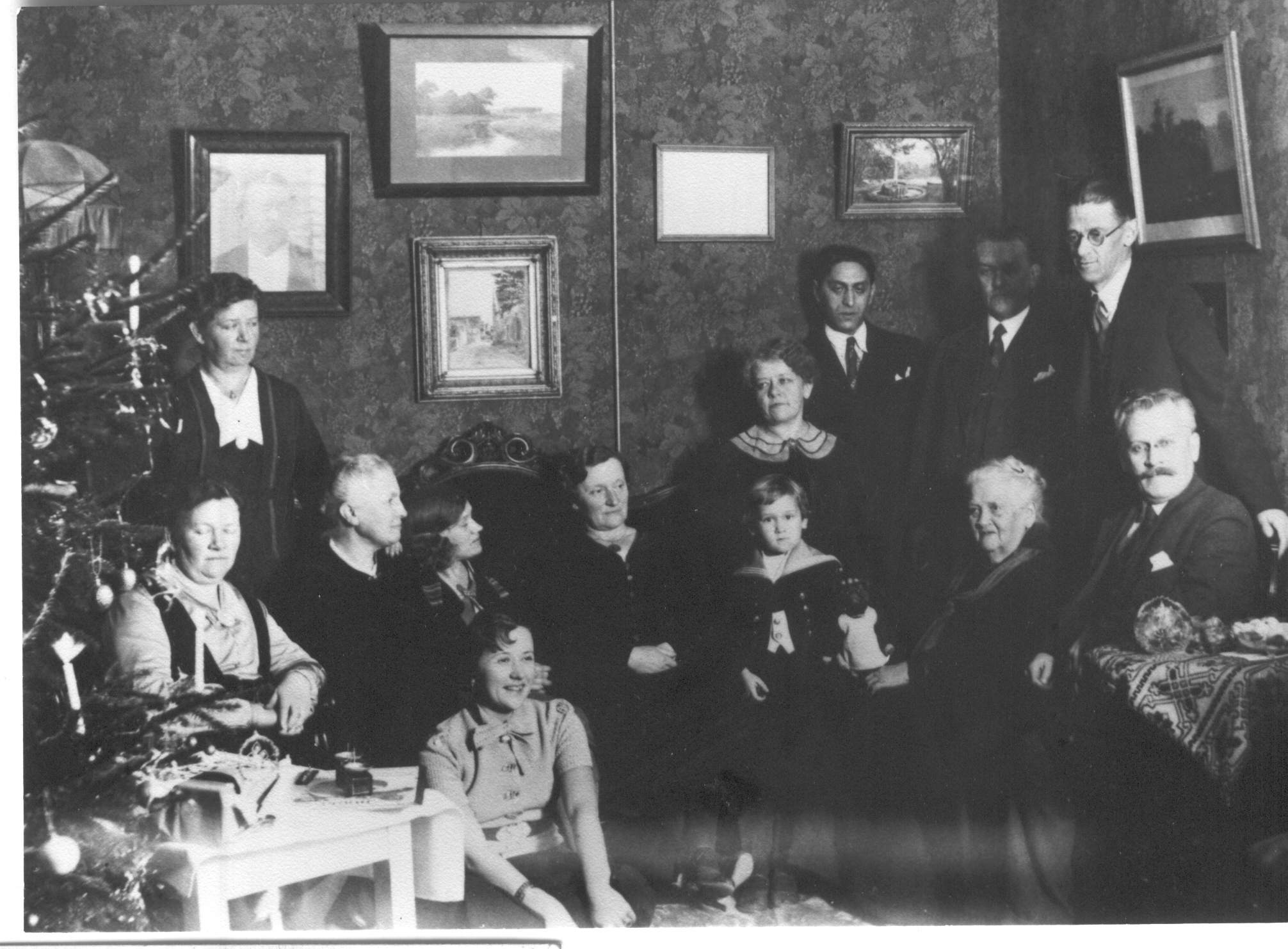 Fotokoopia. Jõuluõhtu perekond  Pfeifferite kodus 1934. a. (Võru Panga majas Jüri ja Koidula tn. nurgal)