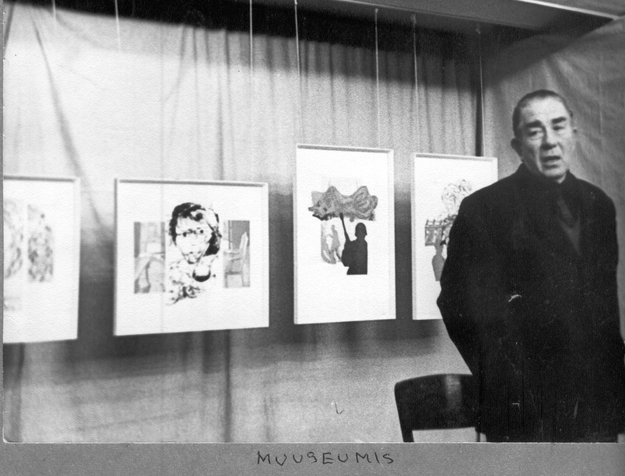 Fotoalbum. Albert Ivask Võru Koduloomuuseumi näitusel 1985.a.