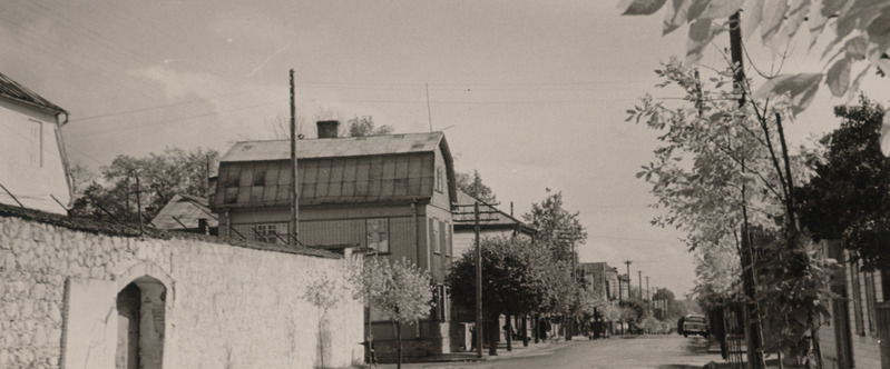 Fotoalbum "Võru meie kaunis kodulinn". Võru vaade Koidula ja Kreutzwaldi tänava nurk 1950.a.