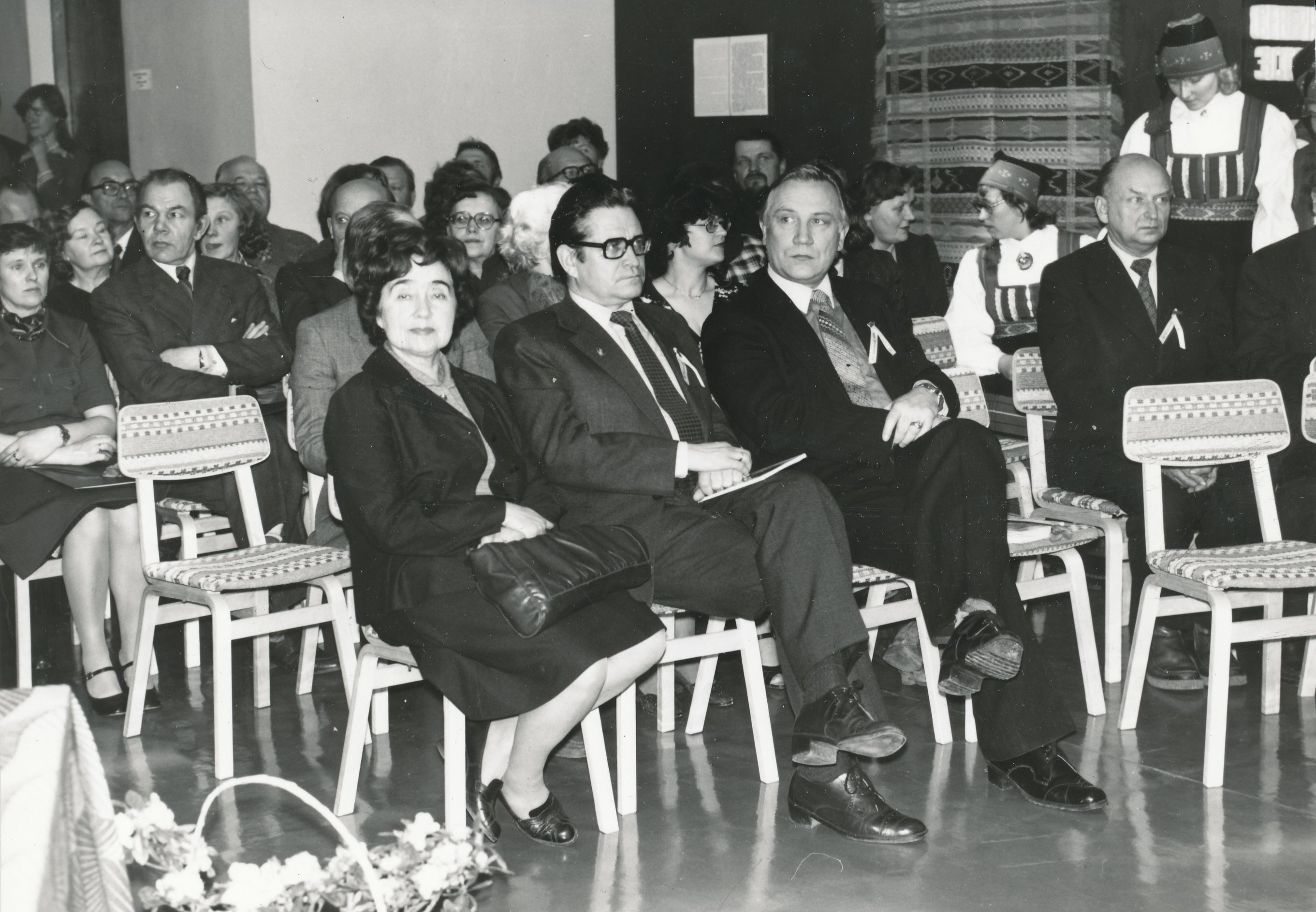 Foto. Võru Koduloomuuseumi hoone avamine 10.veebruaril 1983.a. Naiskoori laulu naudivad Irene Rosenberg, Ilmar Moss  ja Aare Männiste.