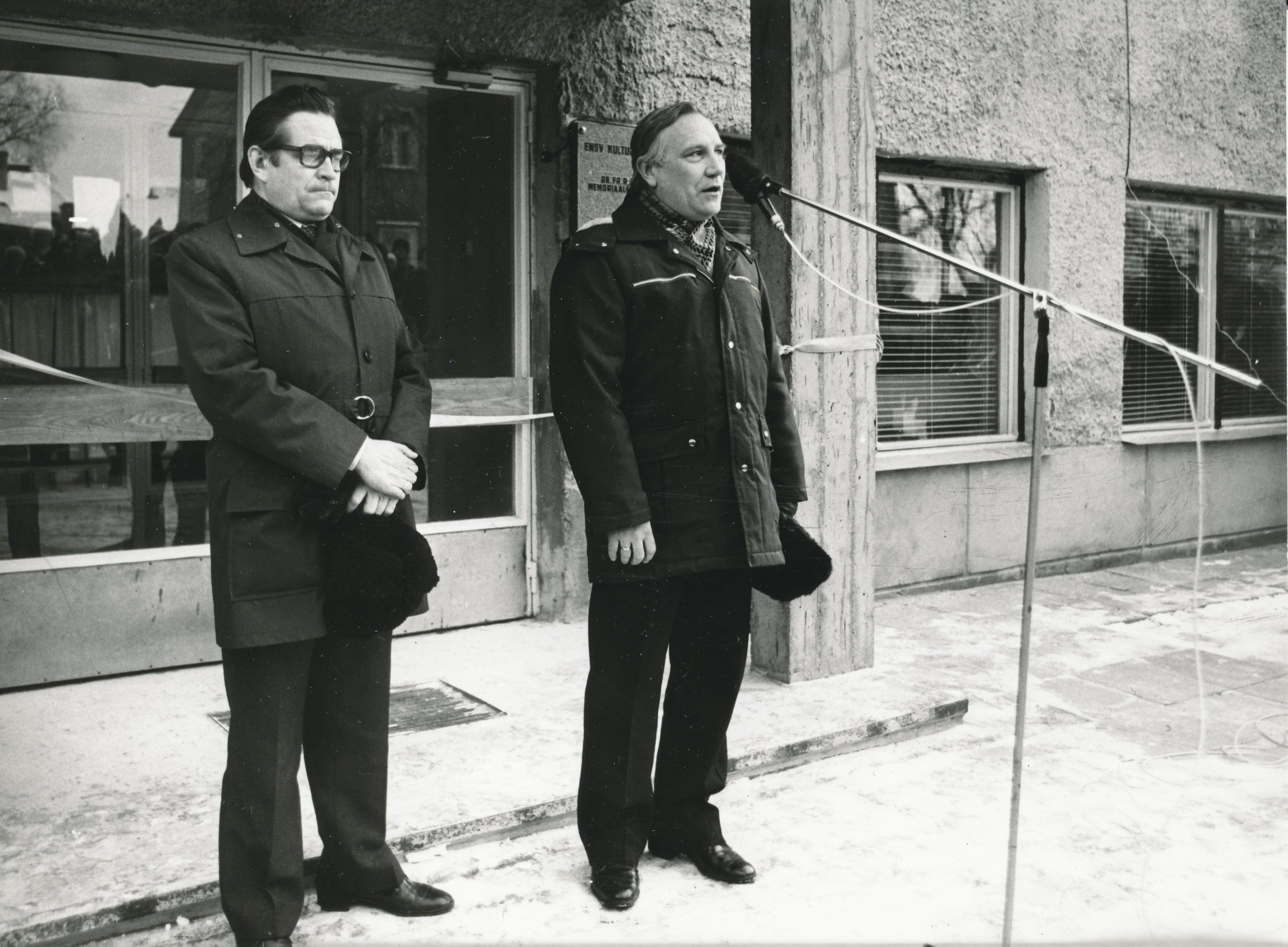 Foto. Võru Koduloomuuseumi hoone avamine 10.veebruaril 1983.a. Kõnelevad Aare Männiste ja Ilmar Moss.