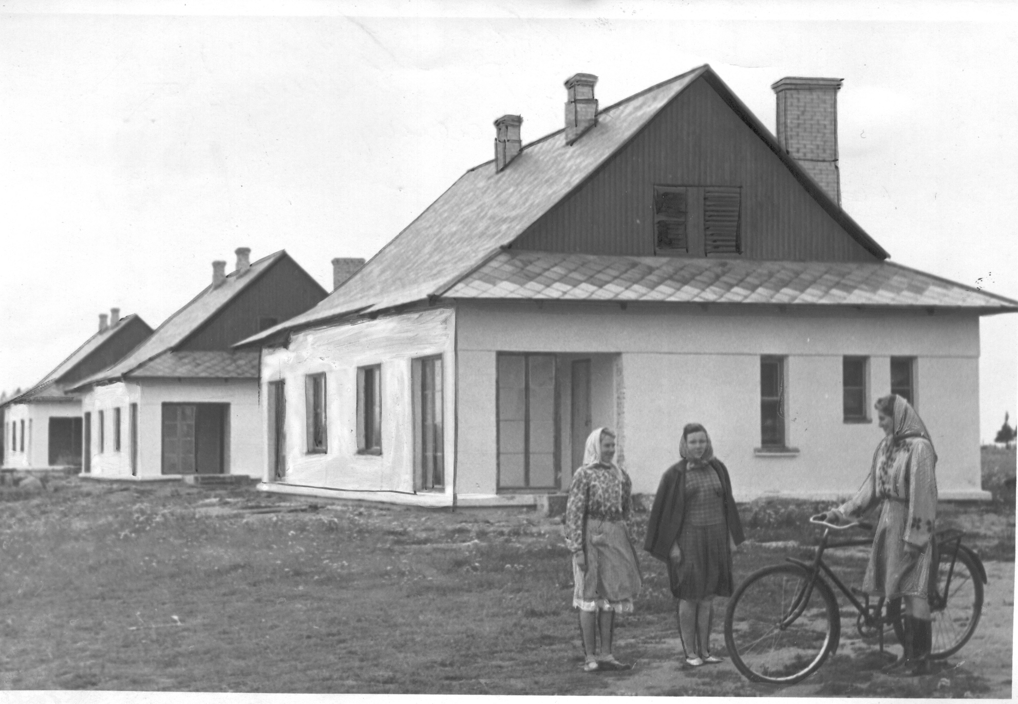 Foto. Põlva rajooni keskuses ehitati linnuvabriku töölistele uued majad juulis 1953.a.