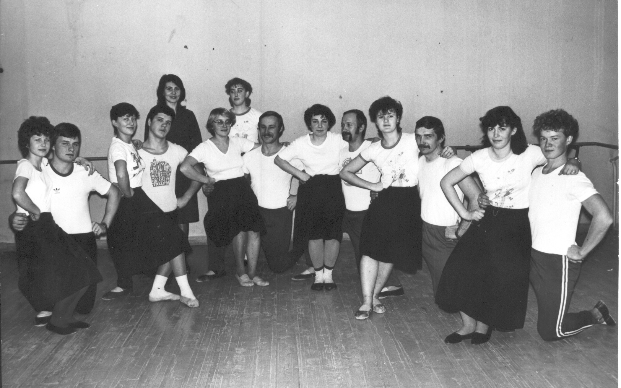 Foto. Võru Kultuurimaja "Kannel" segarahvatantsurühm, juhendaja Maie Pau 1983.a.