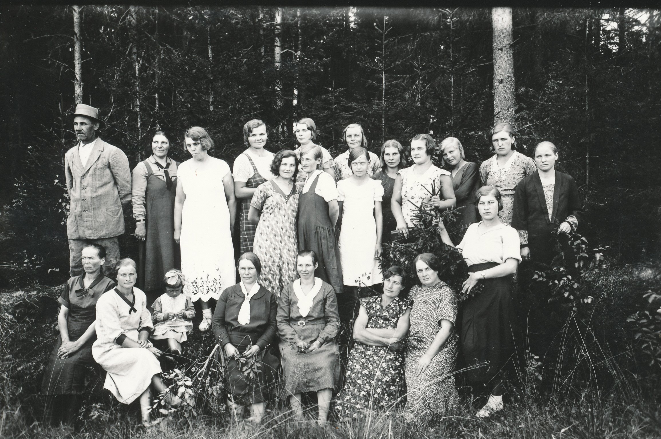 Foto. Tsooru naised,taga vasakult teine Rosalie Hankov, keskel Linda Lepa ( kirju kleidiga) kõrval Salme Meltsas ( pihtseelikuga) , taga seisab metsavaht Friedrich Hankov.