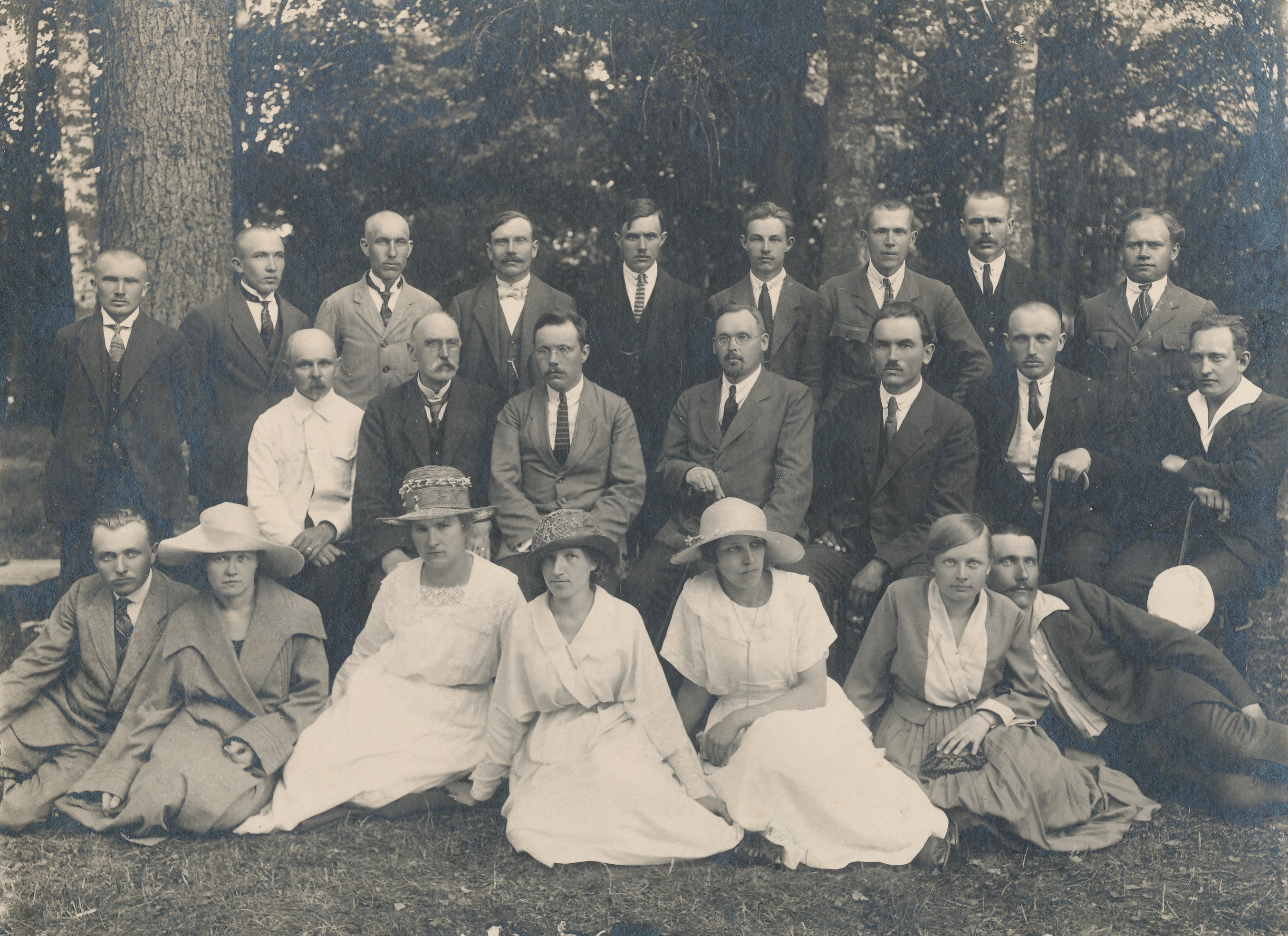 Foto.Vastseliina kihelkonna kooliõpetajad Vastseliina pargis 15. juulil 1923.a..