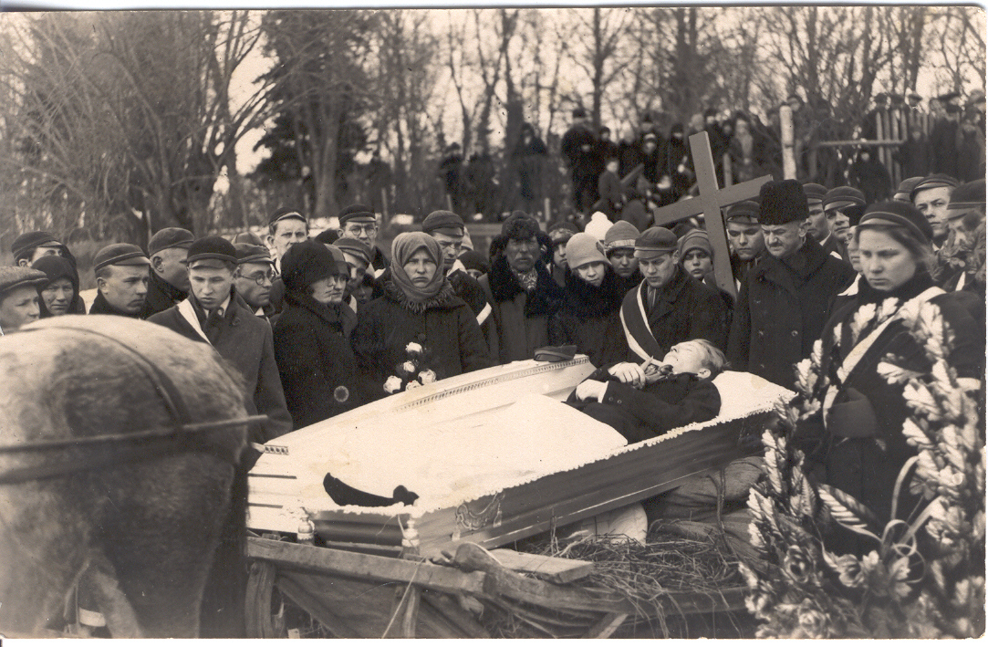 Fotoalbum.Foto Võru Õpetajate Seminari õpilase Rudolf Kääriku  matused märtsis 1928.a. (suri 12. märtsil 1928.a.)