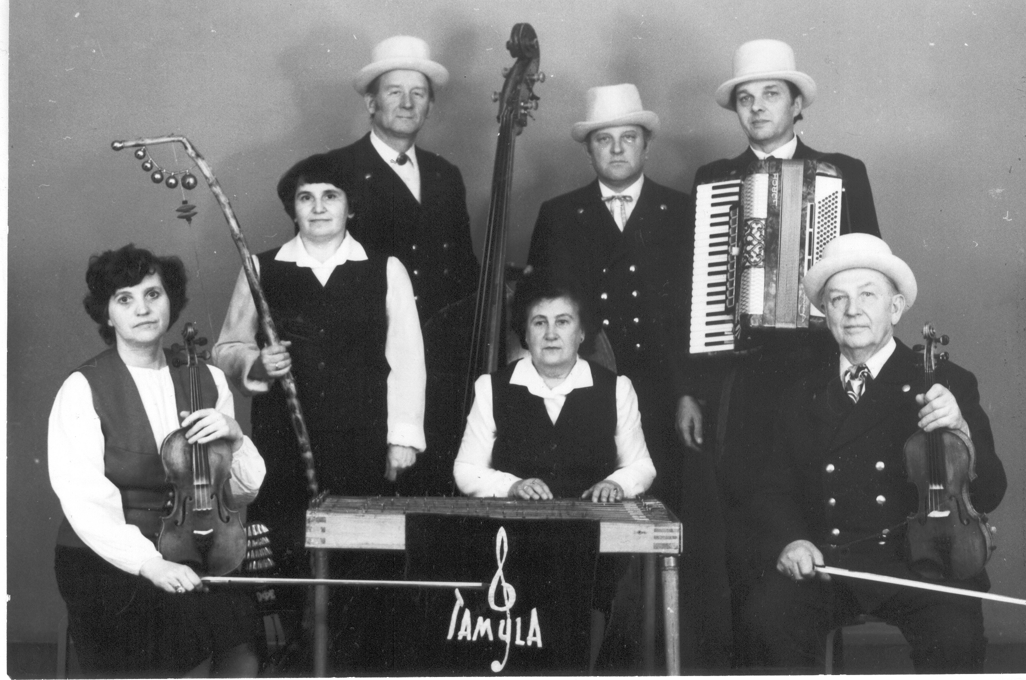 Foto. Võru Teenindustootmisvalitsuse kapell "Tamula"  1982.aasta aprillis.