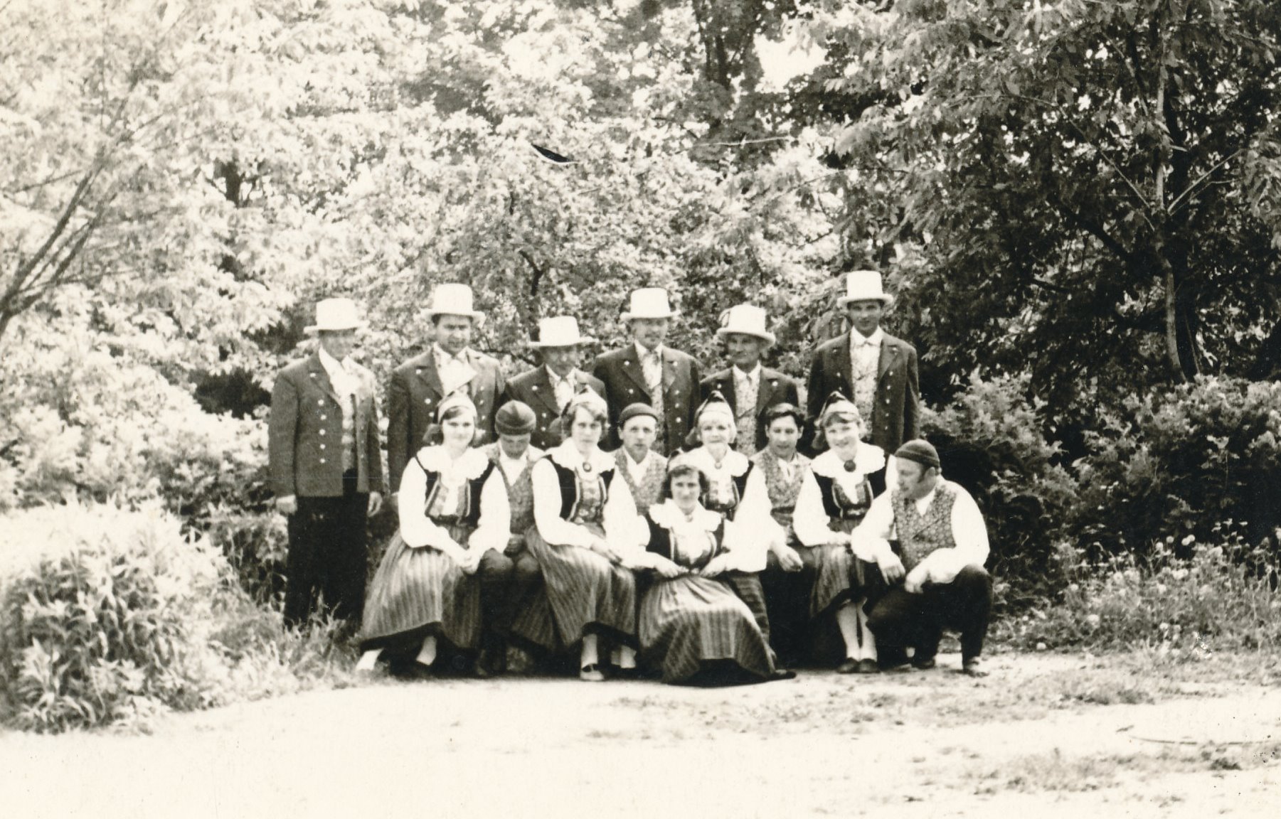 Foto. Teeninduskombinaat "Tamula" kapell koos rahvatantsurühmaga Leedus Trakais 1975.a.