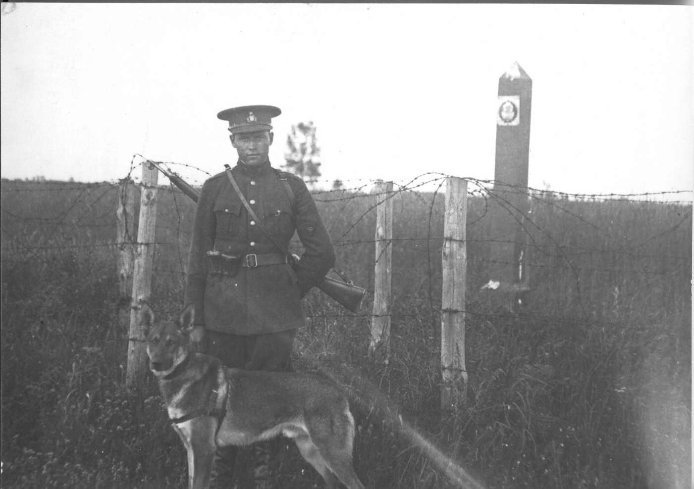 Foto.Piirivalvur Oja teenistuskoeraga Eesti-Vene riigipiiril 1930-tel aastatel.