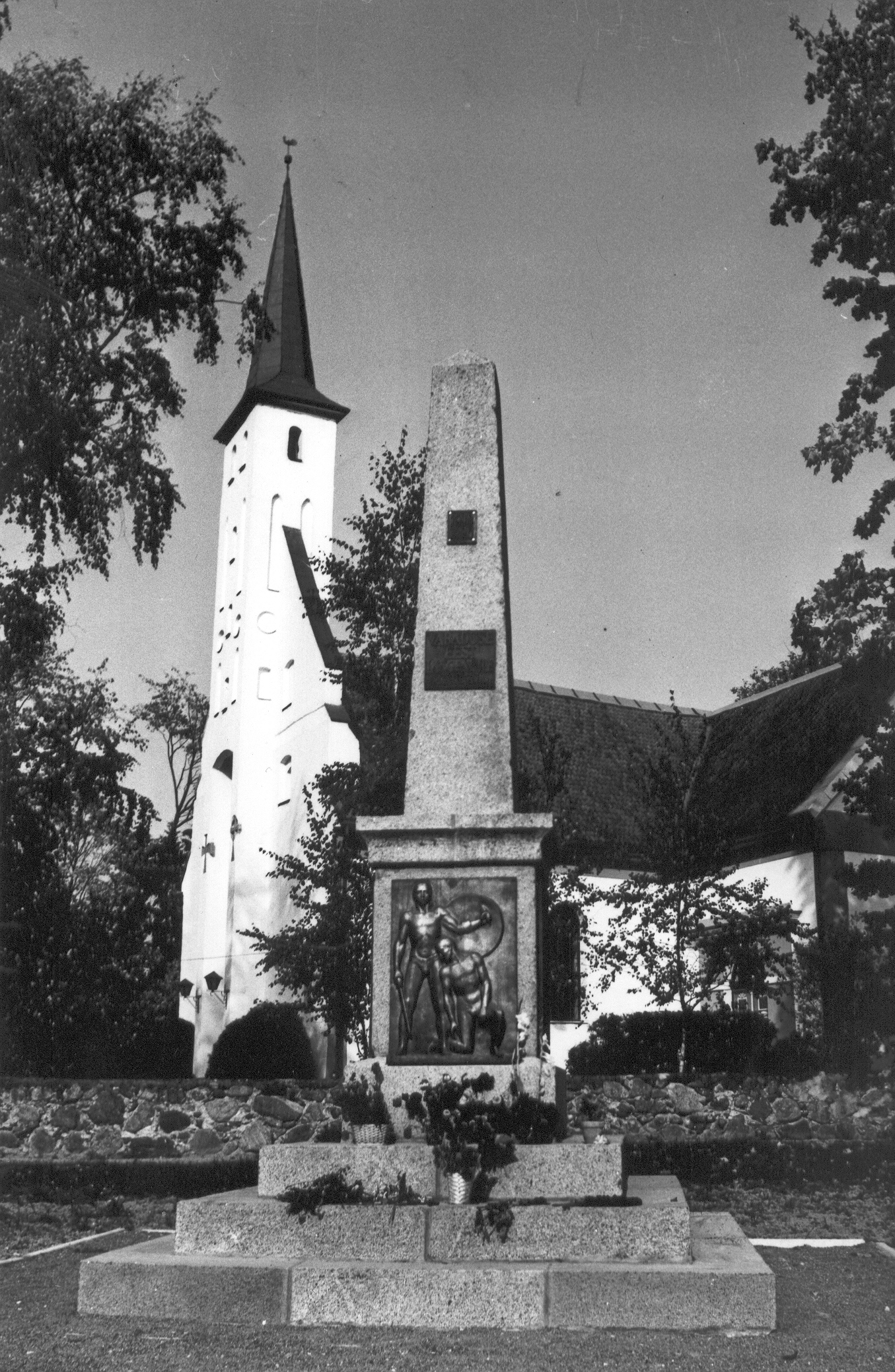 Foto. Vabadussõja mälestussammas Põlvas 29.juulil 1989.a. foonil Põlva kirik.