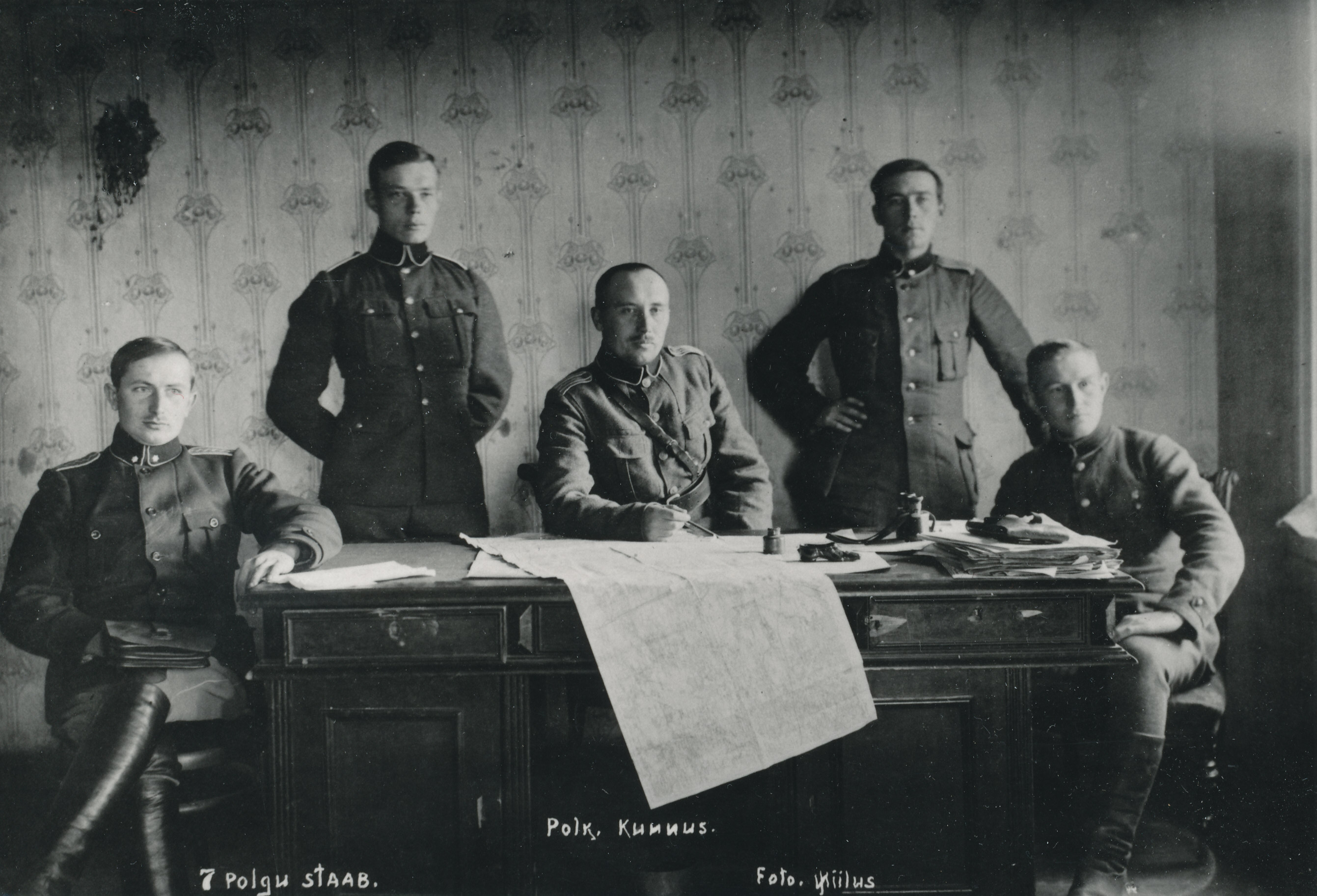 Foto. 7. polgu staap, keskel polguülem polkovnik Paul Kunnus. (Vabadusrist I/3 ja II/3)  1919.a.Jaan Niiluse foto.