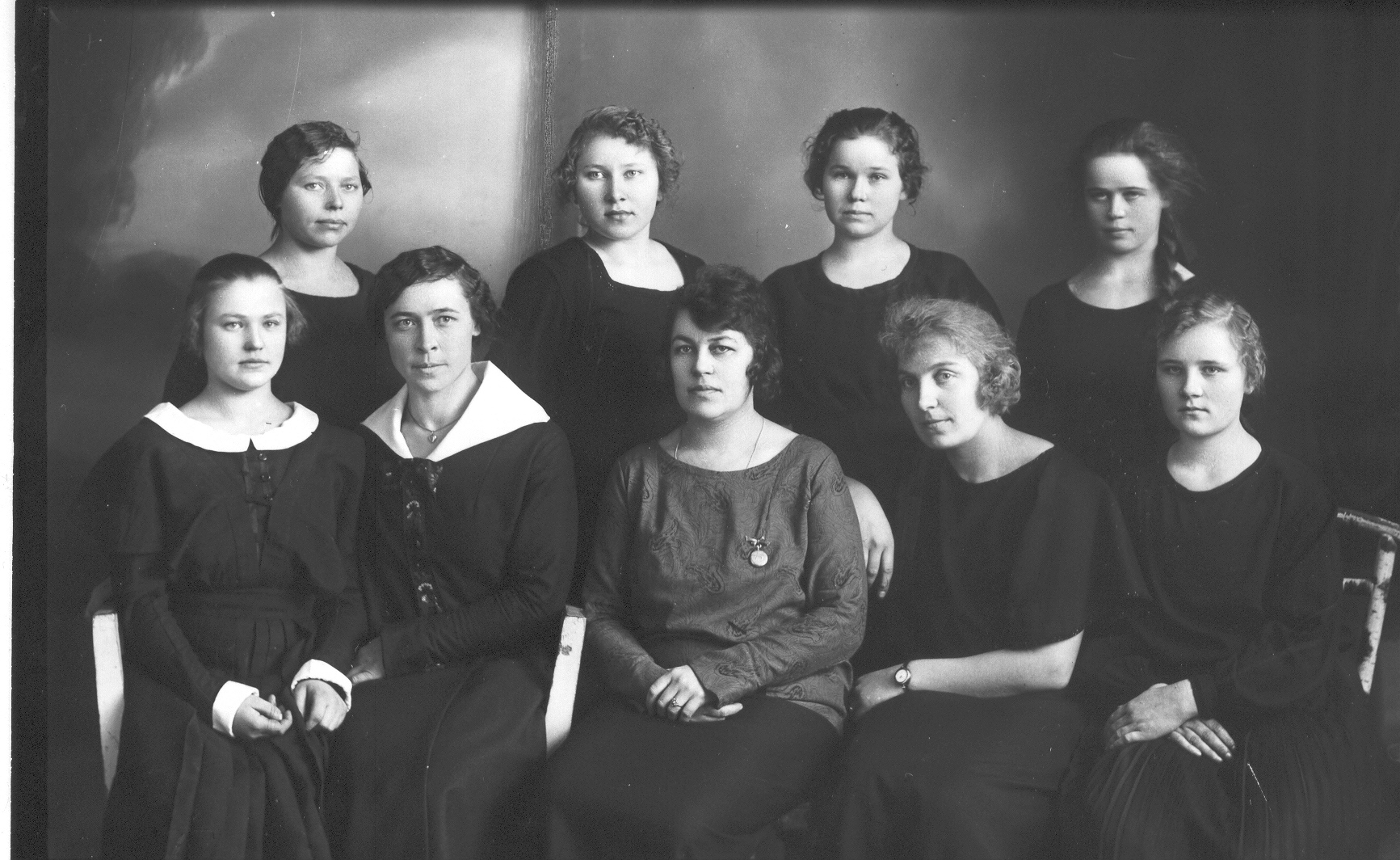 Foto. Naisseltsi  Võruhõim  kursuslased kursusejuhendaja L.Jürimaga peale 1935.a.