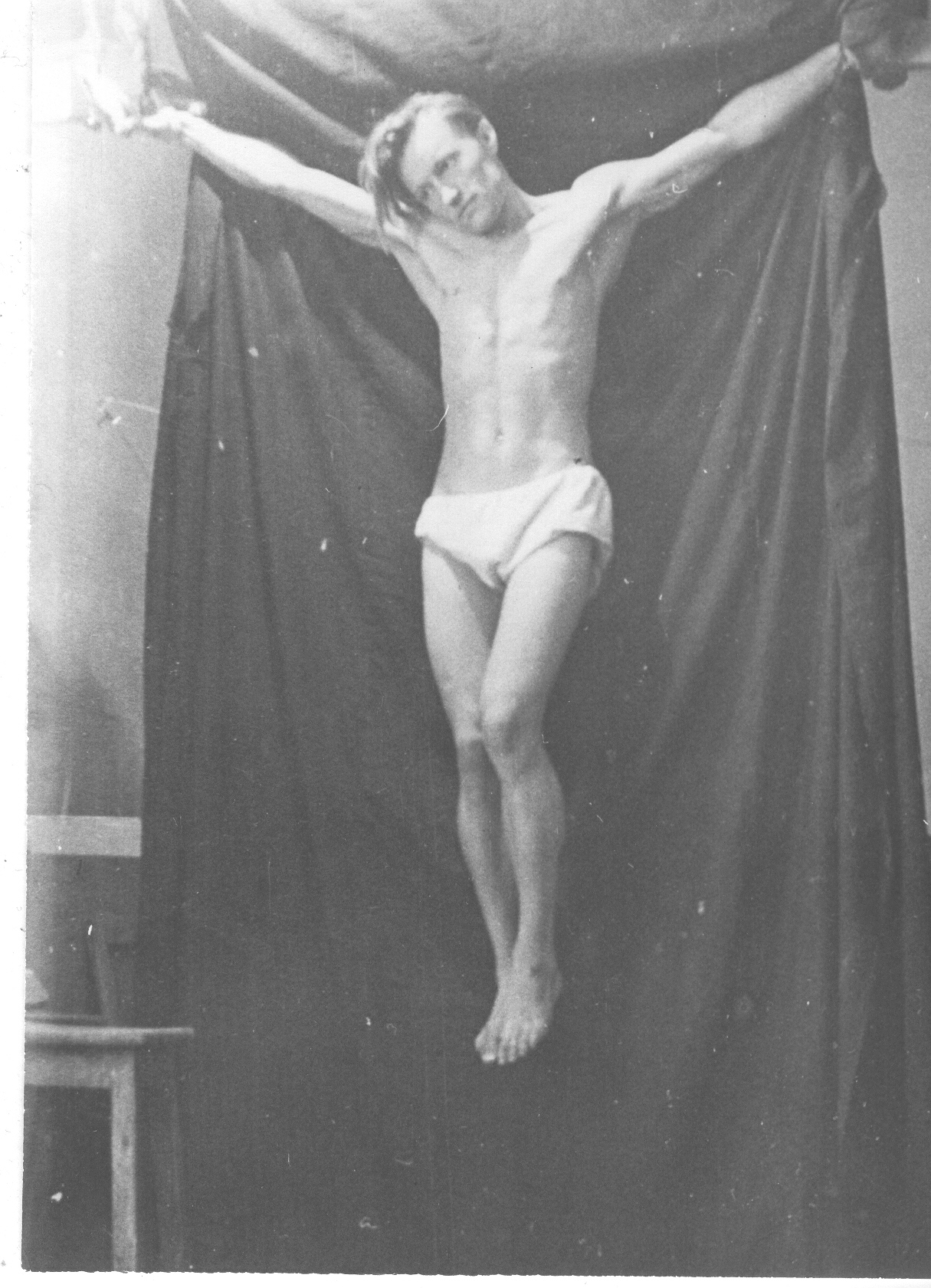 Foto.Rudolf  Kriisa Rudolf Sepale Mustjala kiriku altarimaali jaoks poseerimas umbes 1936.a.