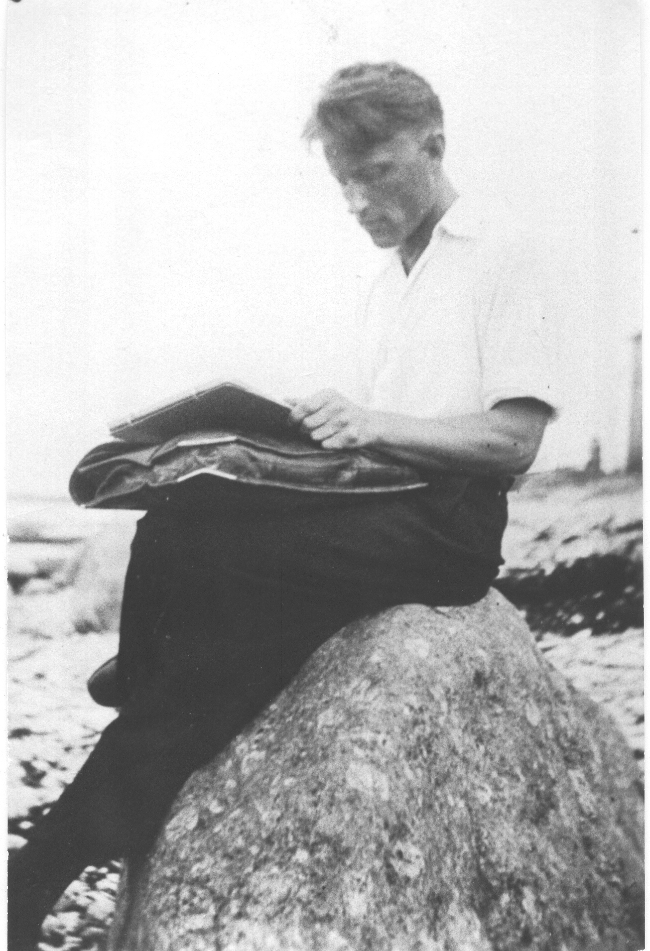 Foto. Rudolf Kriisa joonistamas 1940.aastate algul.