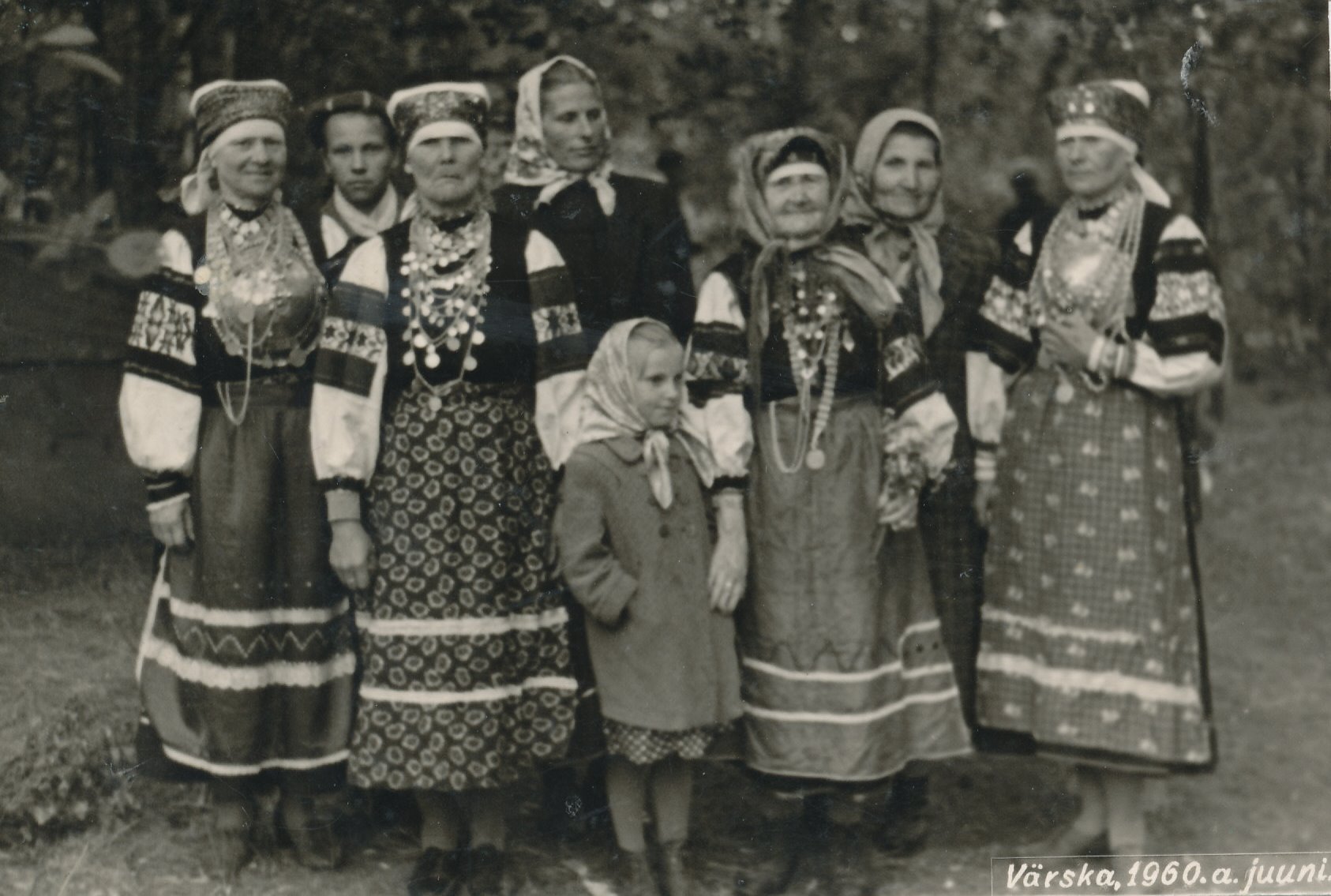 Foto.  Setu rahvariideis naised Tonja külas 1960.a.