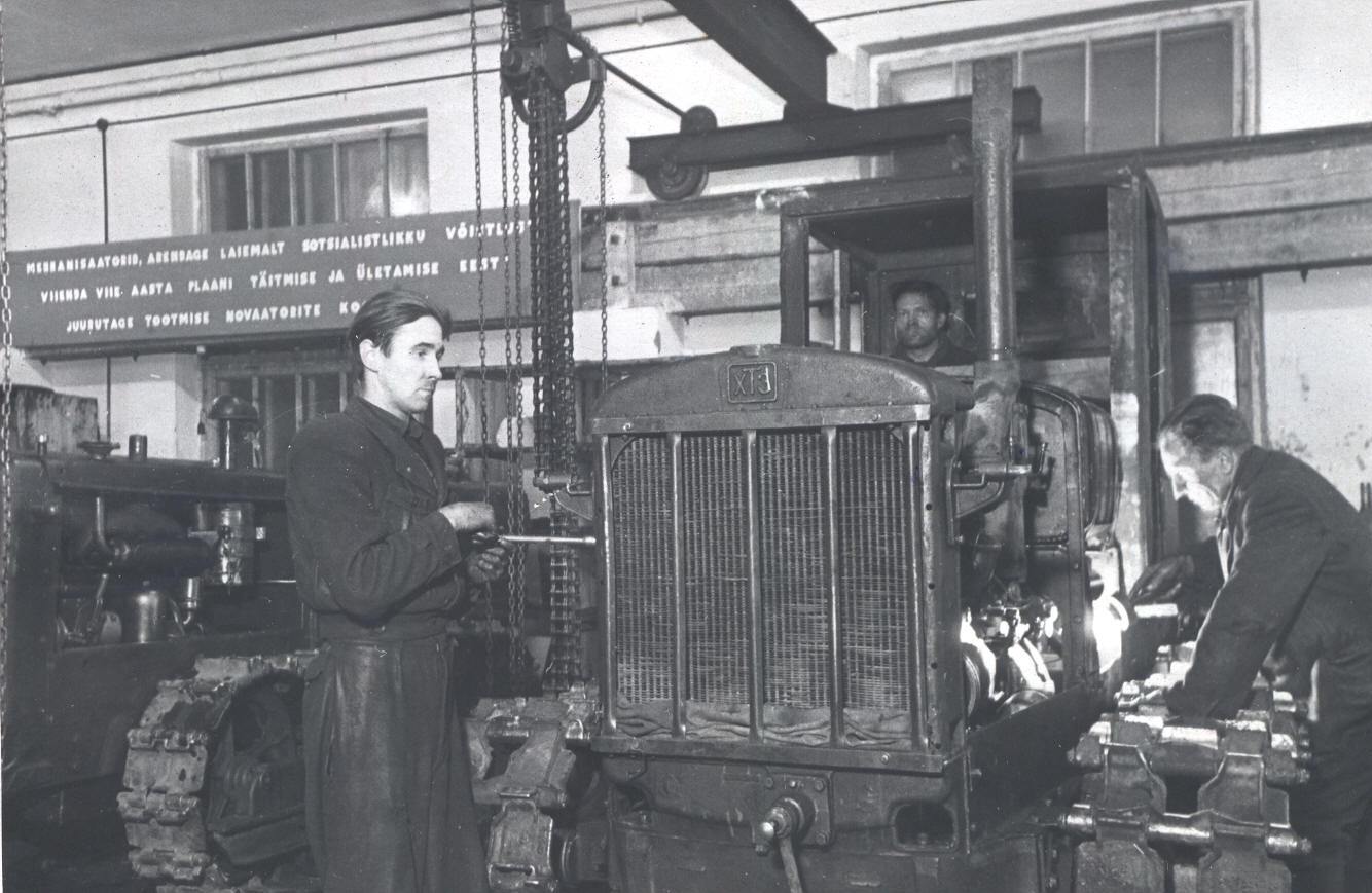 Foto. Rõuge traktorijaama remontijad Kaldmäe, E. ja Vaasa, R. valmistavad traktorit ette üleandmiseks vastuvõtukomisjonile.