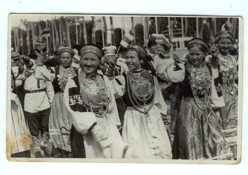 Foto. Meremäe Dobrova külakooli juures tegutsev laulukoor, mida juhatajas õpetaja Edgar Raudsepp.Setud esimest korda rahvariietes Tallinna laulupeol 1933(?)