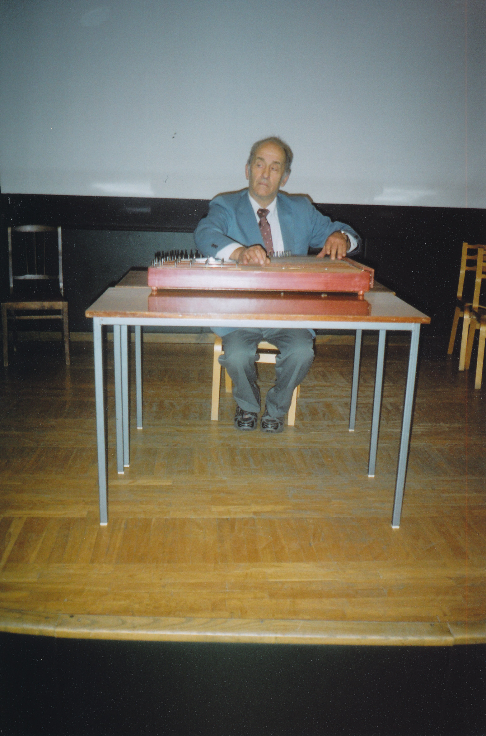Foto. Võrumaa Muuseumi 6. kandlepäev 15.oktoobril  2006. Esineb Ilmar Tiideberg Valgamaalt omavalmistatud kandlel.