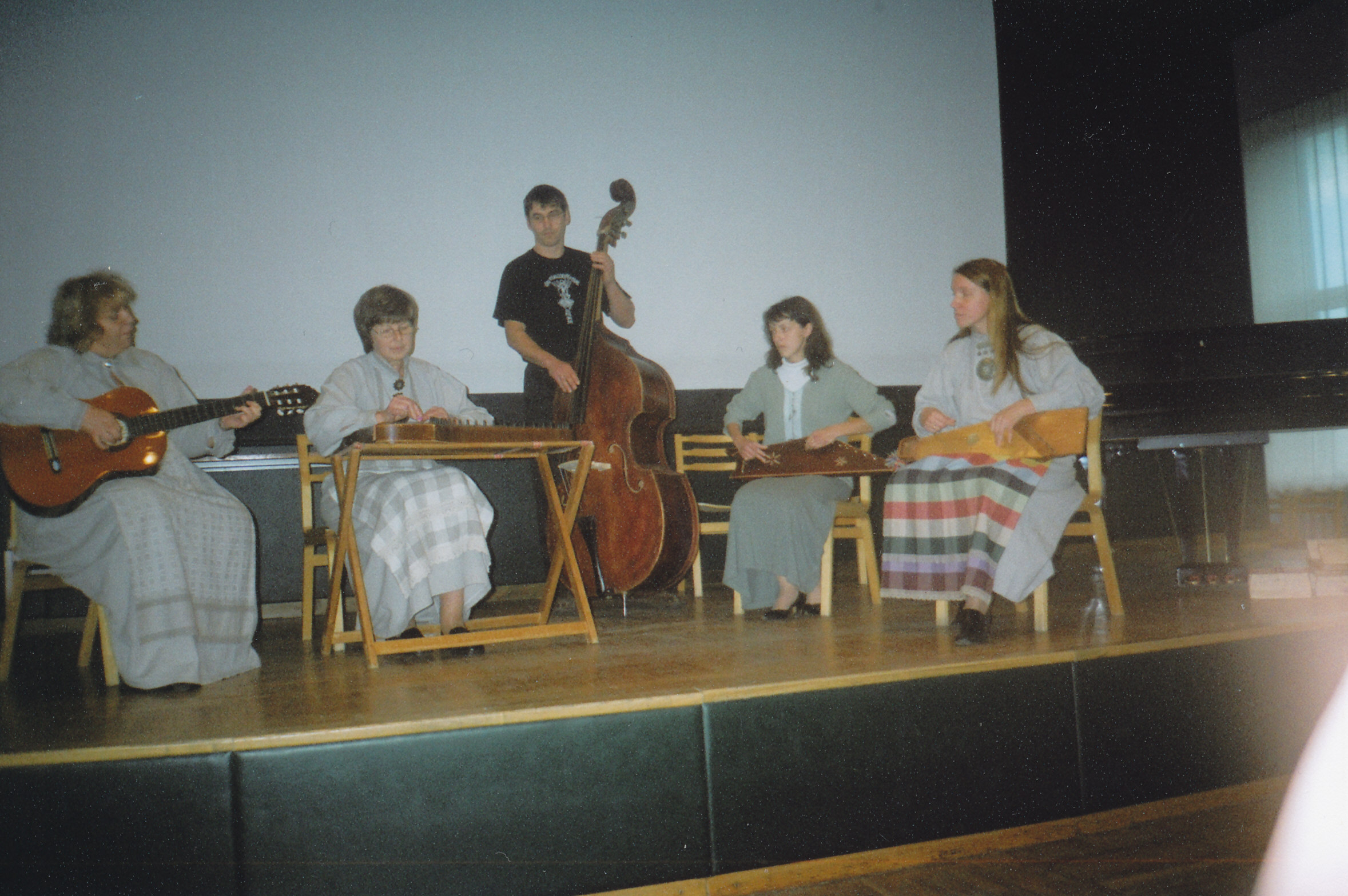 Foto. Võrumaa Muuseumi 6. kandlepäev 15.oktoobril 2006.Esineb Võru Kultuurimaja Kannel kapell ( kontrabassi valmistas Ilmar Kukk)