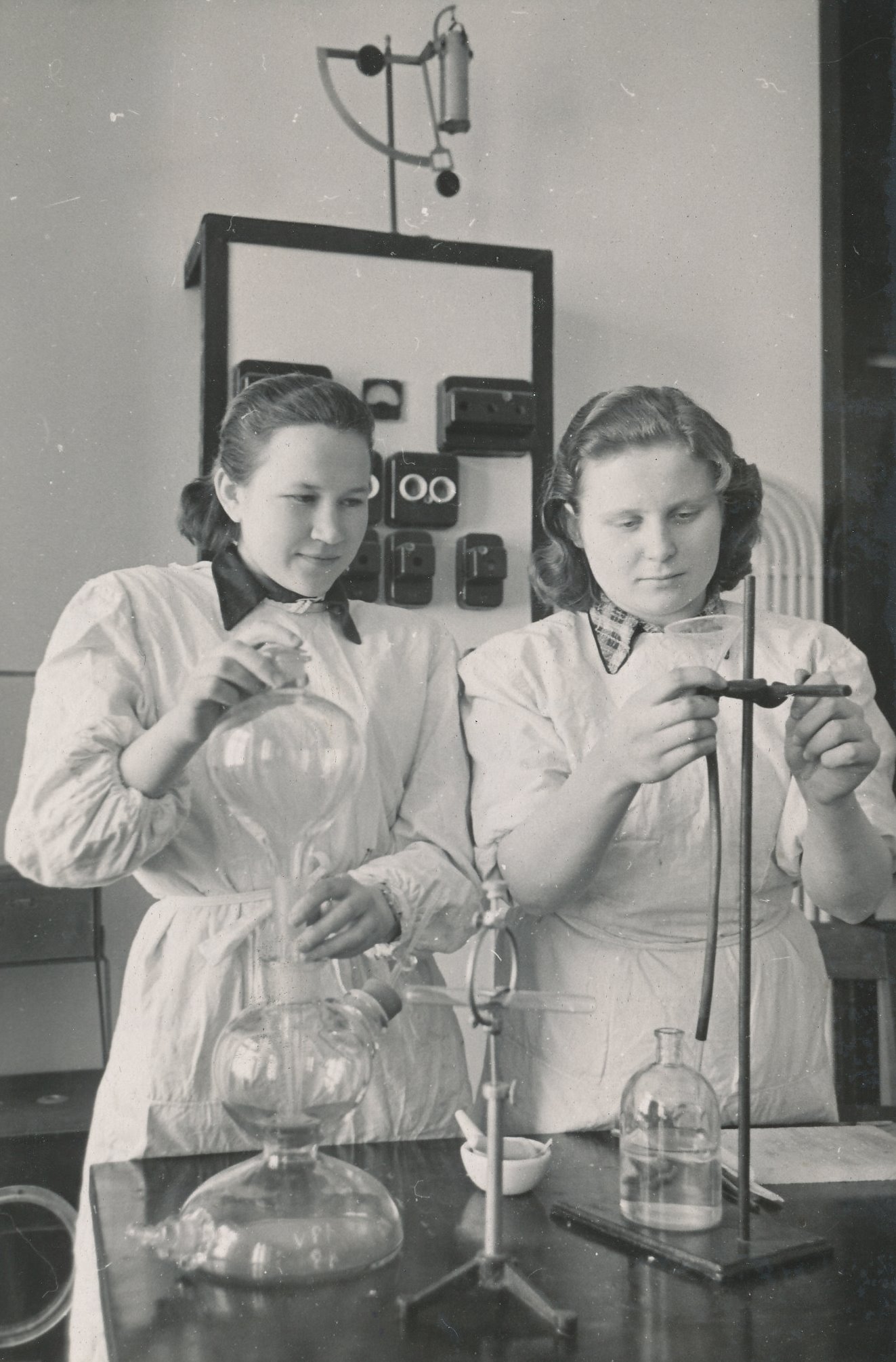 Foto. Väimela Zootehnikumi IV kursuse õpilased A. Aug ja A. Sabre preparaate valmistamas. jaanuaris 1953.a.