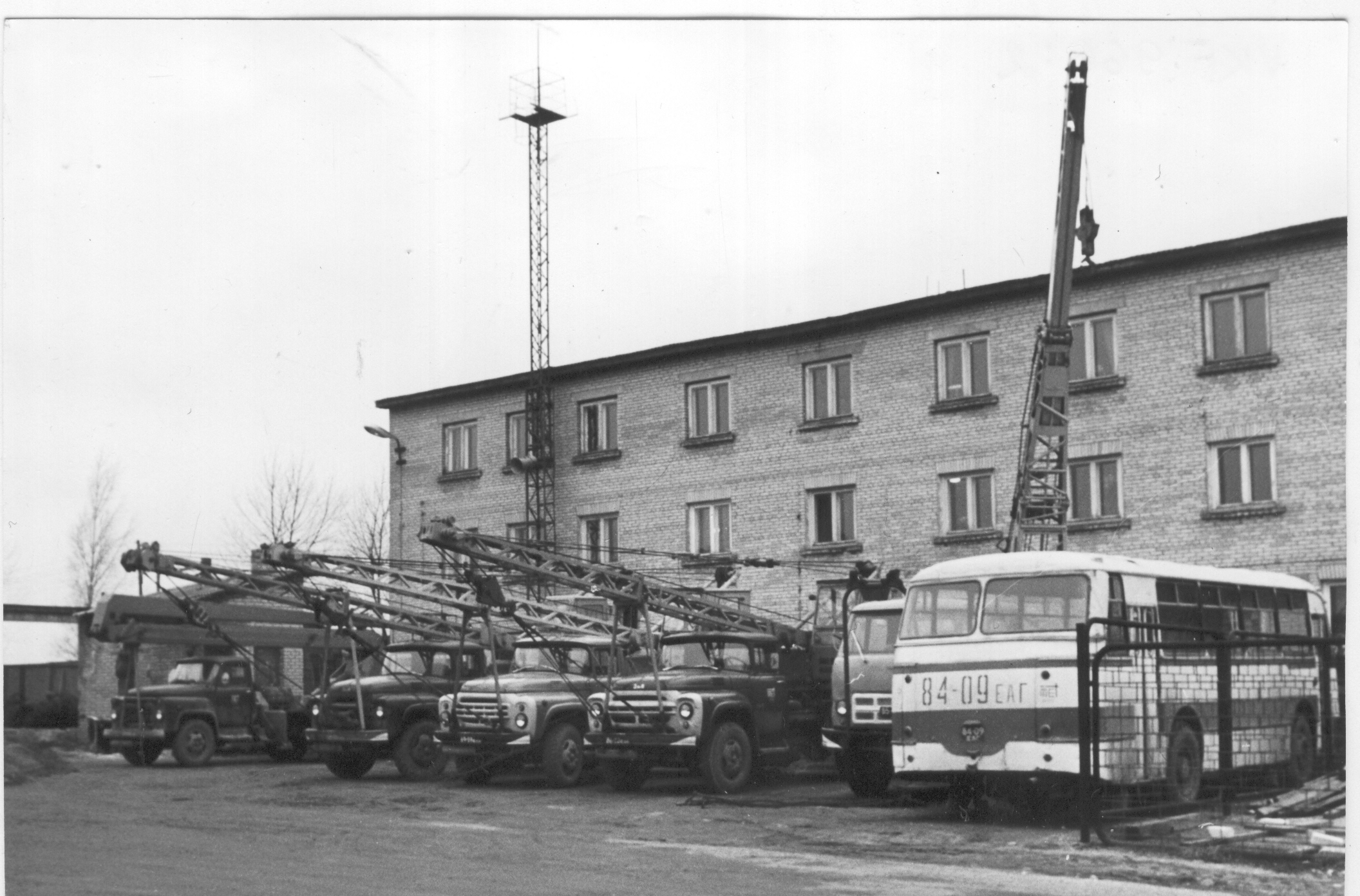 Foto.Võru MEK-i ehitustehnika Pikk t.  4 õuel 1982.a. oktoobris.