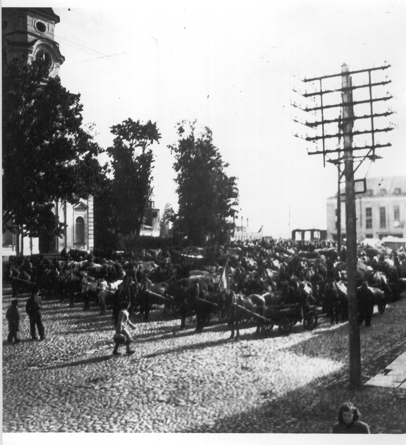 Foto.   Leevi talupoegade punavoor   Võru Katariina kiriku esisel platsil 1950.a.