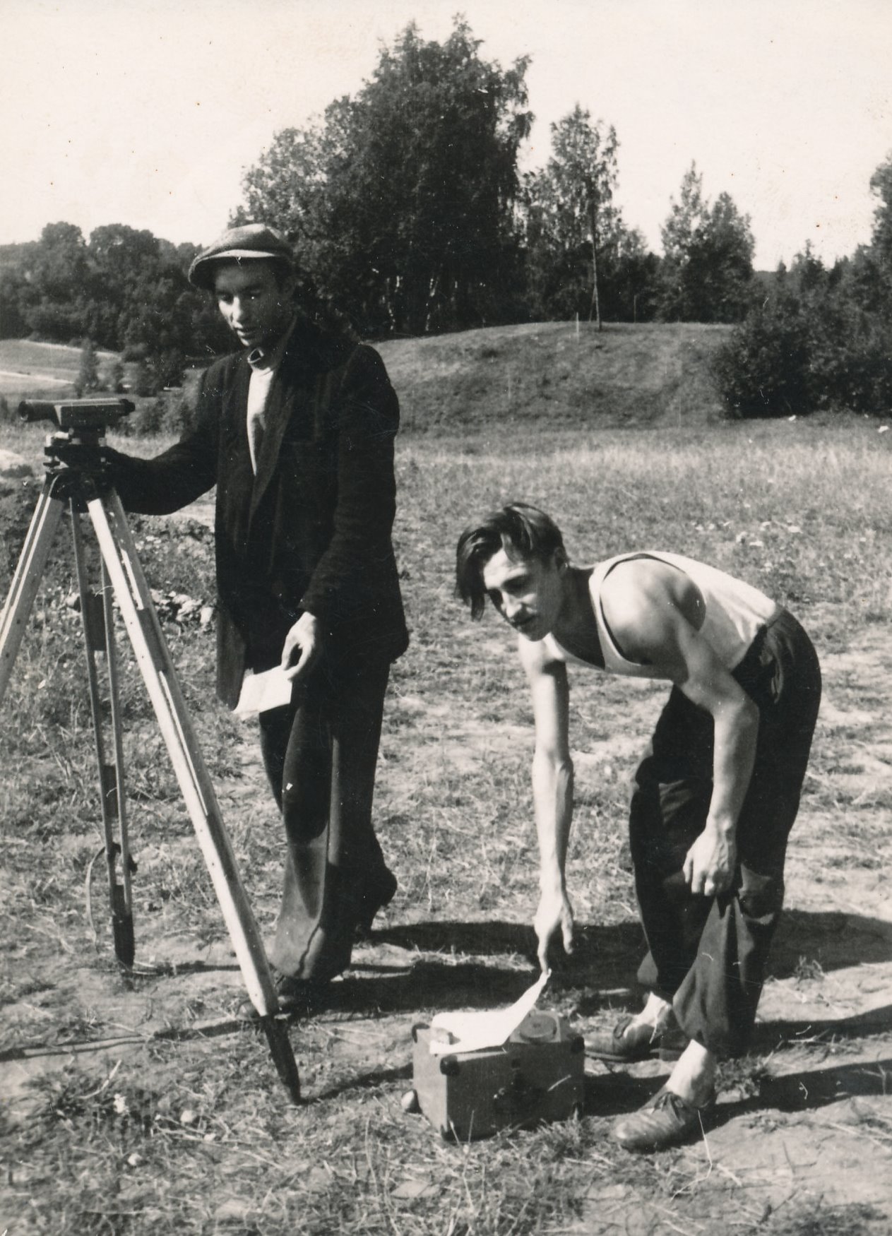 Foto. Rõuge linnuse arheoloogilistel kaevamistel. Planeerimine linnuse idaosas asunud asulakohal 1953.a.Paremal Kaupo Deemant
