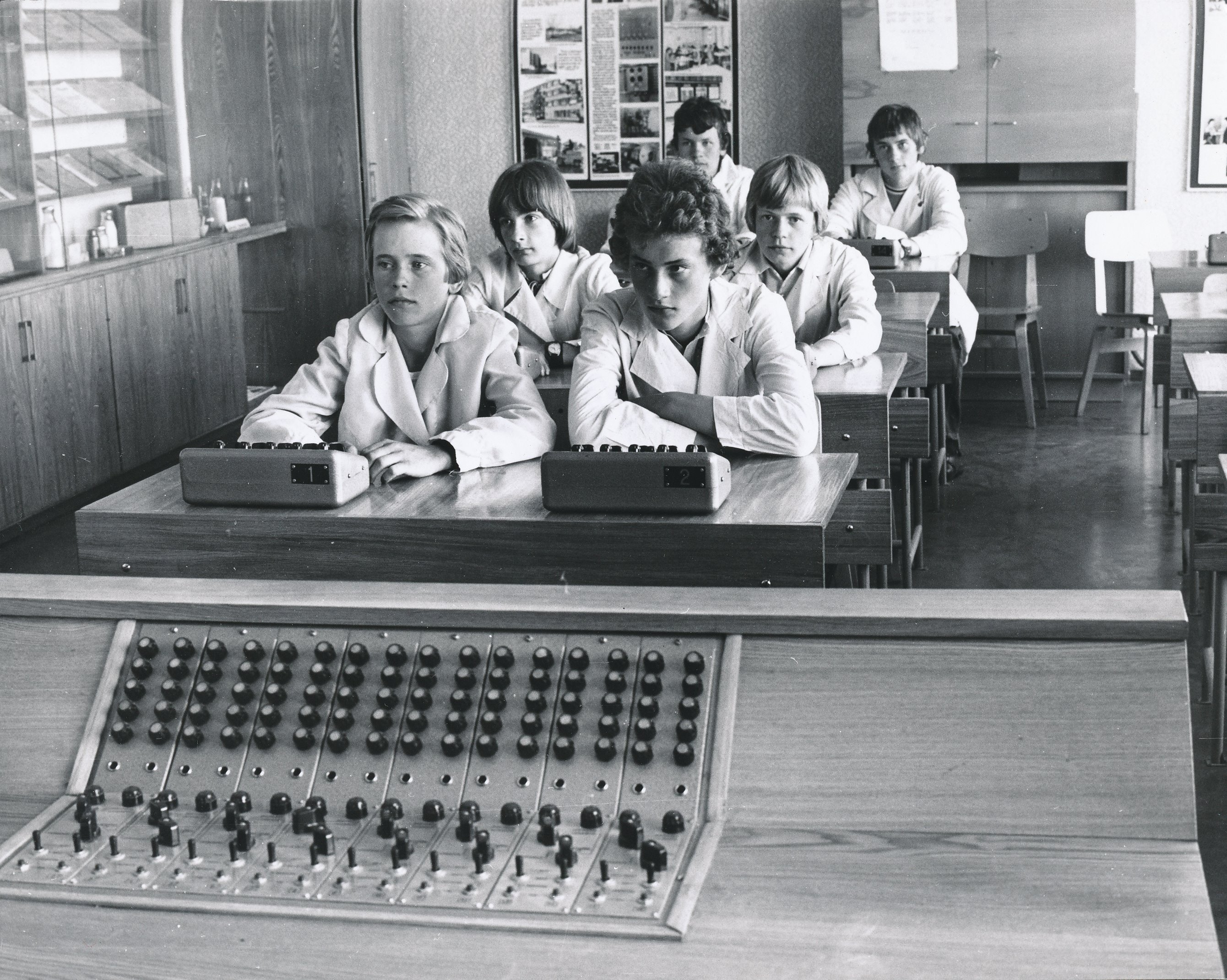 Foto. Võru  Kreutzwaldi nim. I Keskkooli piimanduse eriala õpilased Võru Piimatoodete Kombinaadi õppeklassis 1978.a.