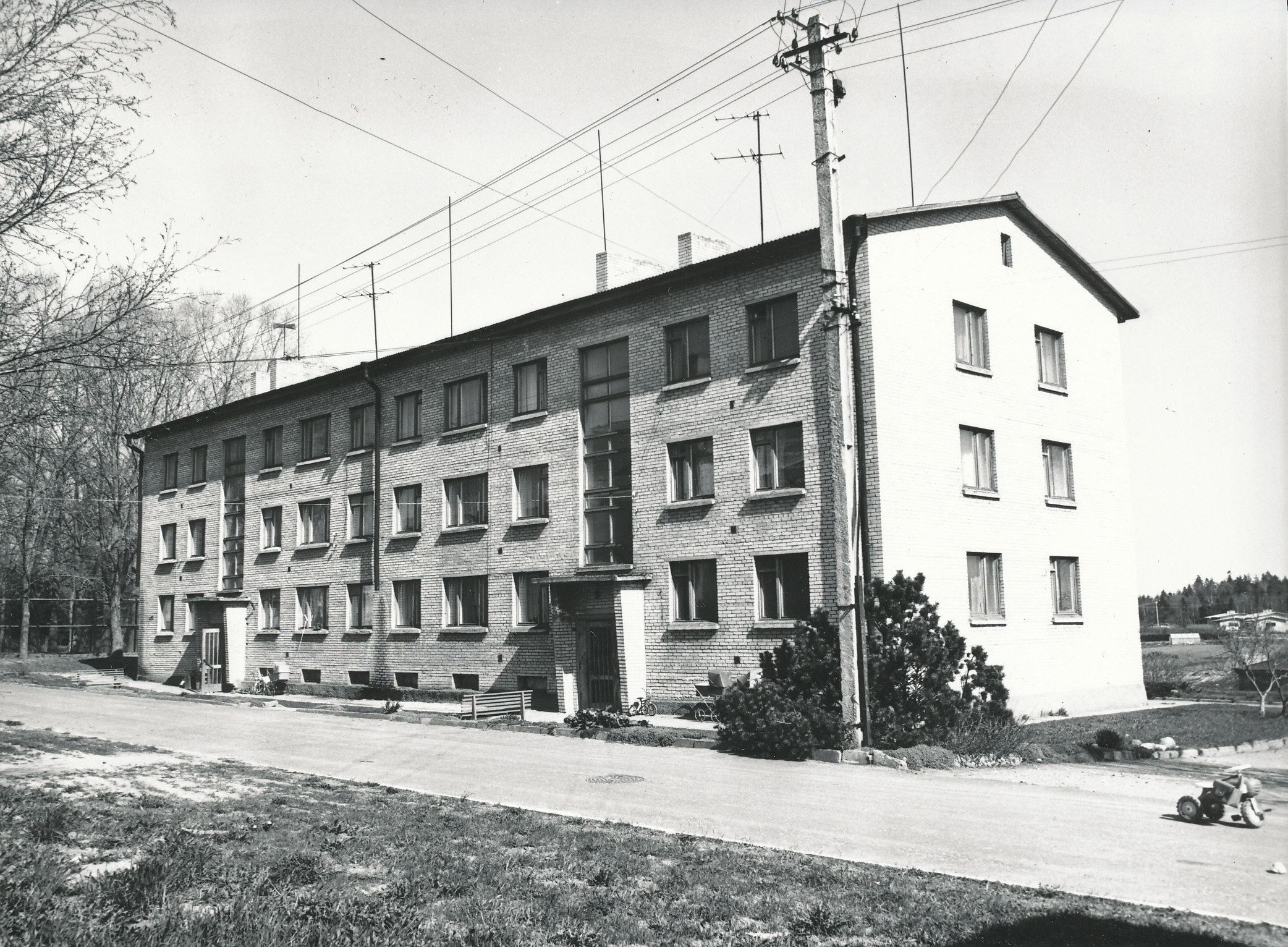 Foto. Väimela Näidissovhoostehnikumi kolmekordne elumaja mais 1981.a.