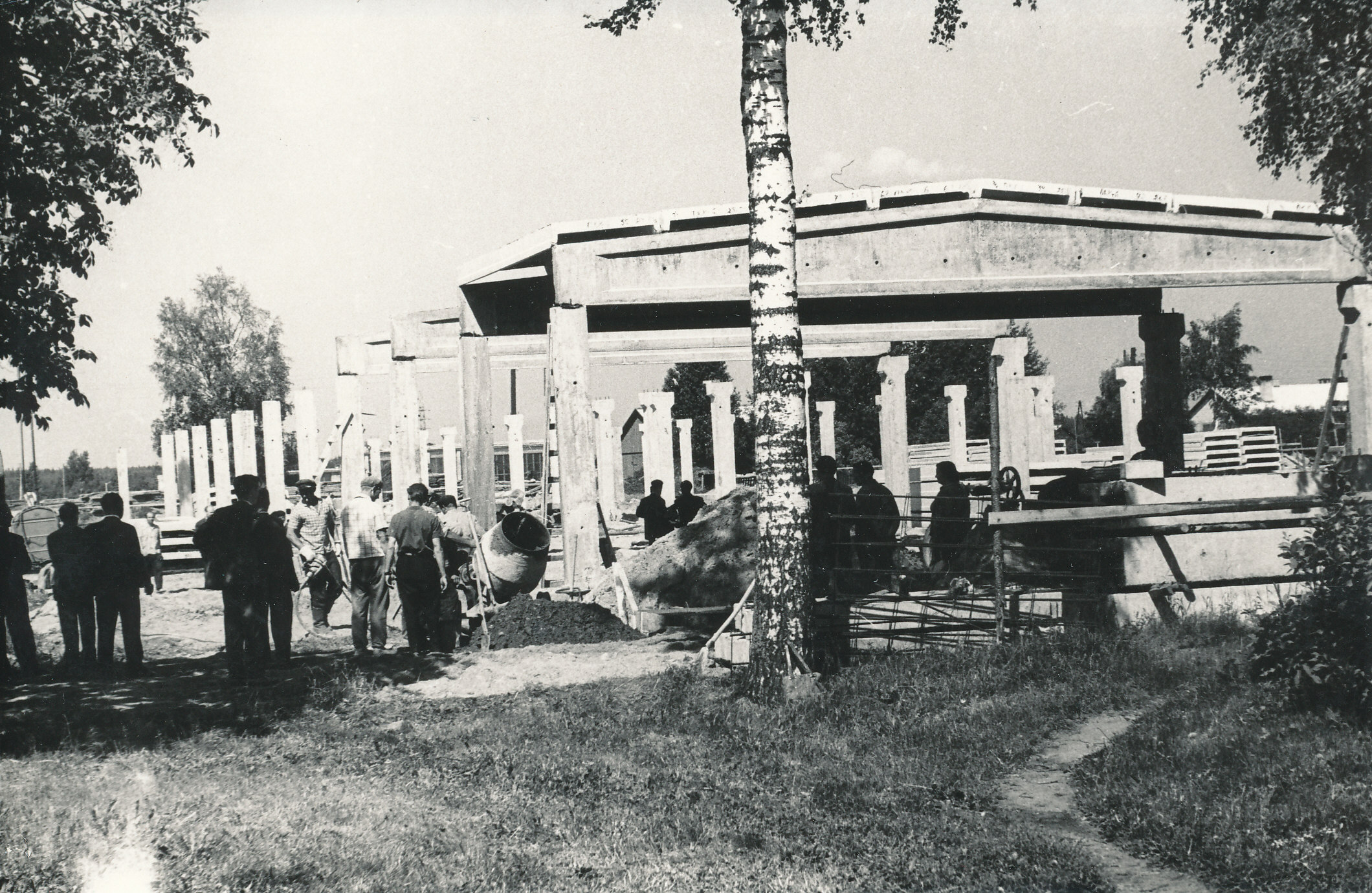 Foto. Vaade  Võru Piimatoodete Kombinaadi poolelioleva toomiskorpuse ehitusele juunis 1966.a.