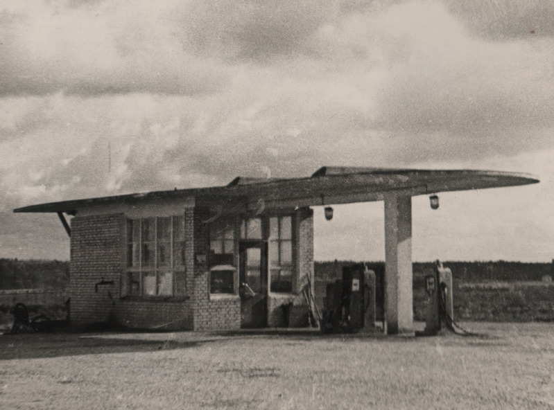 Fotoalbum "Võru meie kaunis kodulinn". Võru vaade.Bensiinijaam Räpina mnt.18