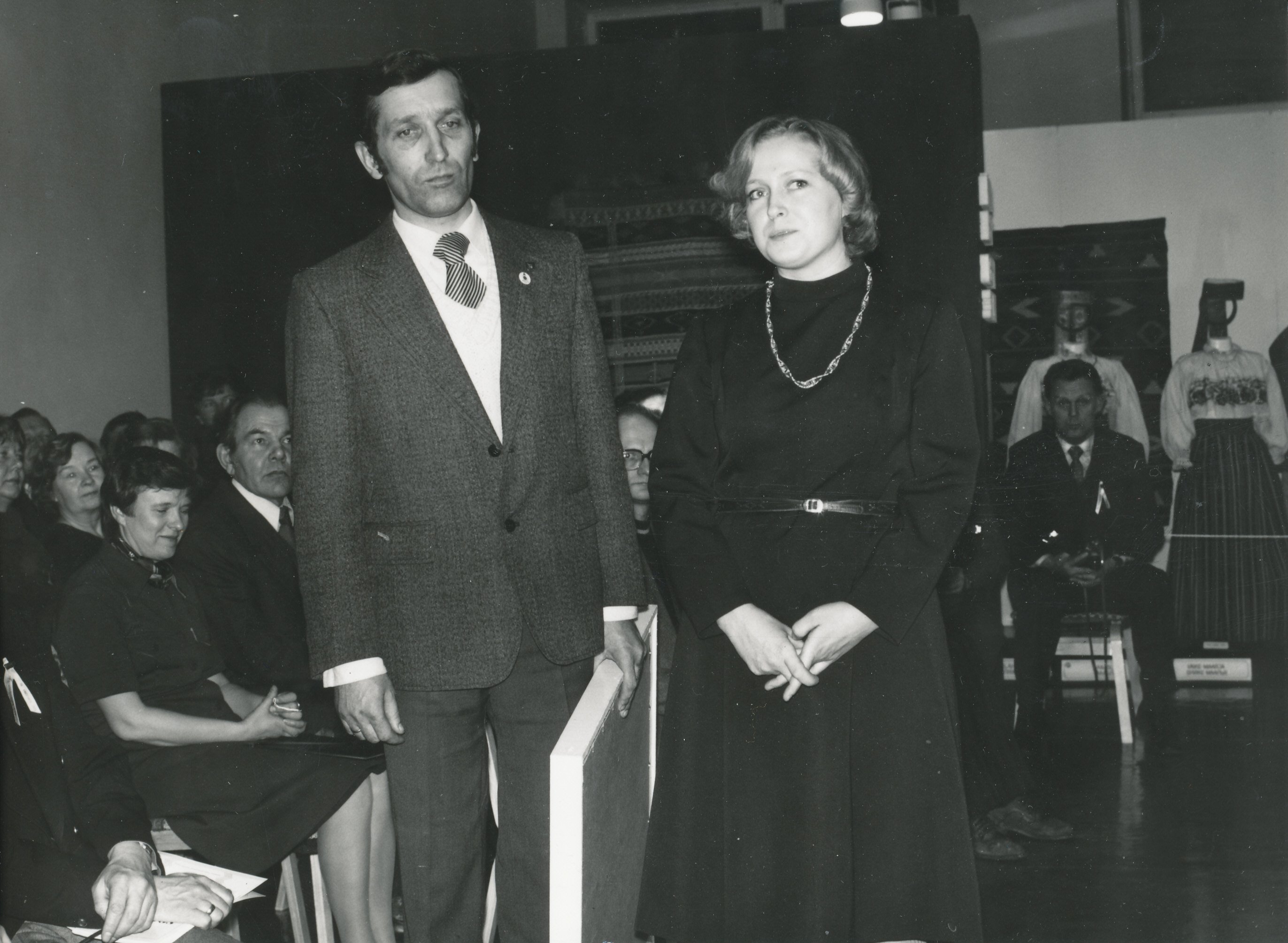 Foto. Võru Koduloomuuseumi hoone avamine 10.veebruaril 1983.a. Muuseumit õnnitleb Viive Kuks abikaasaga.