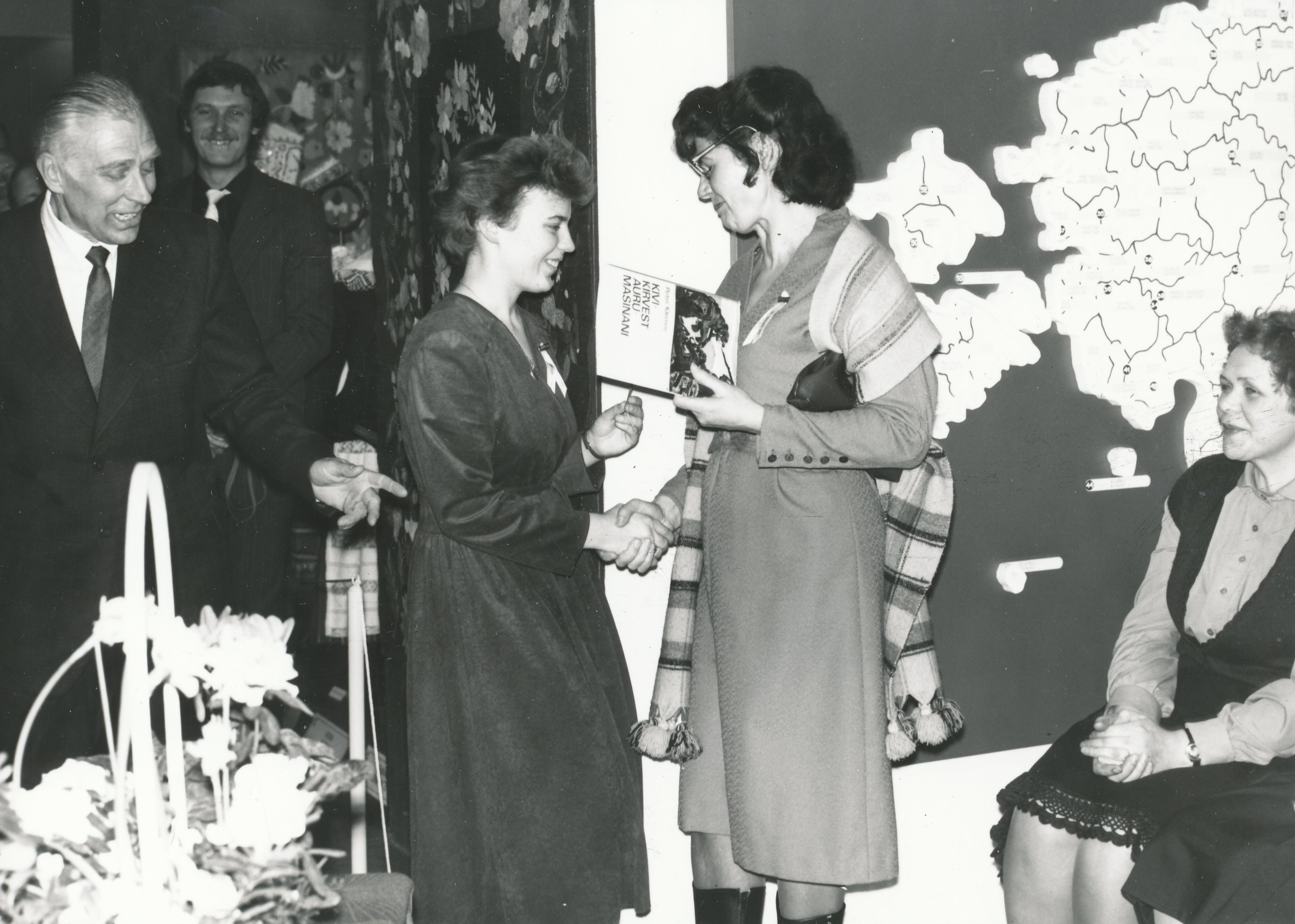 Foto. Võru Koduloomuuseumi hoone avamine 10.veebruaril 1983.a. Mälestusraamatu üleandmine Võru rajooni Keskraamatukogu juhataja Eha Tillmannile.