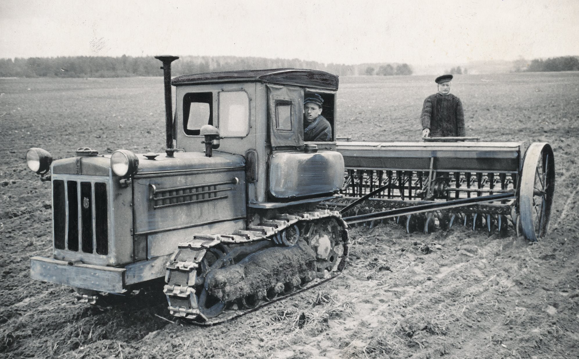 Foto. Kevadkülv Võru rajooni  Kommunismi Tee  kolhoosis mais 1955.Ko´mmunistlik noor V.Bahmatšev kündmas.