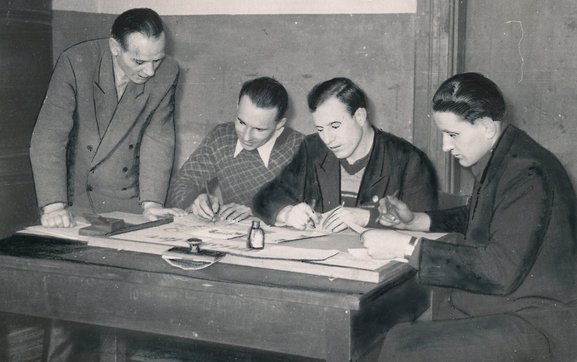 Foto. Varstu masinatraktorijaama seinalehe Mehhanisaator  toimetus seinalehe koostamisel 1956.a. märtsis.
