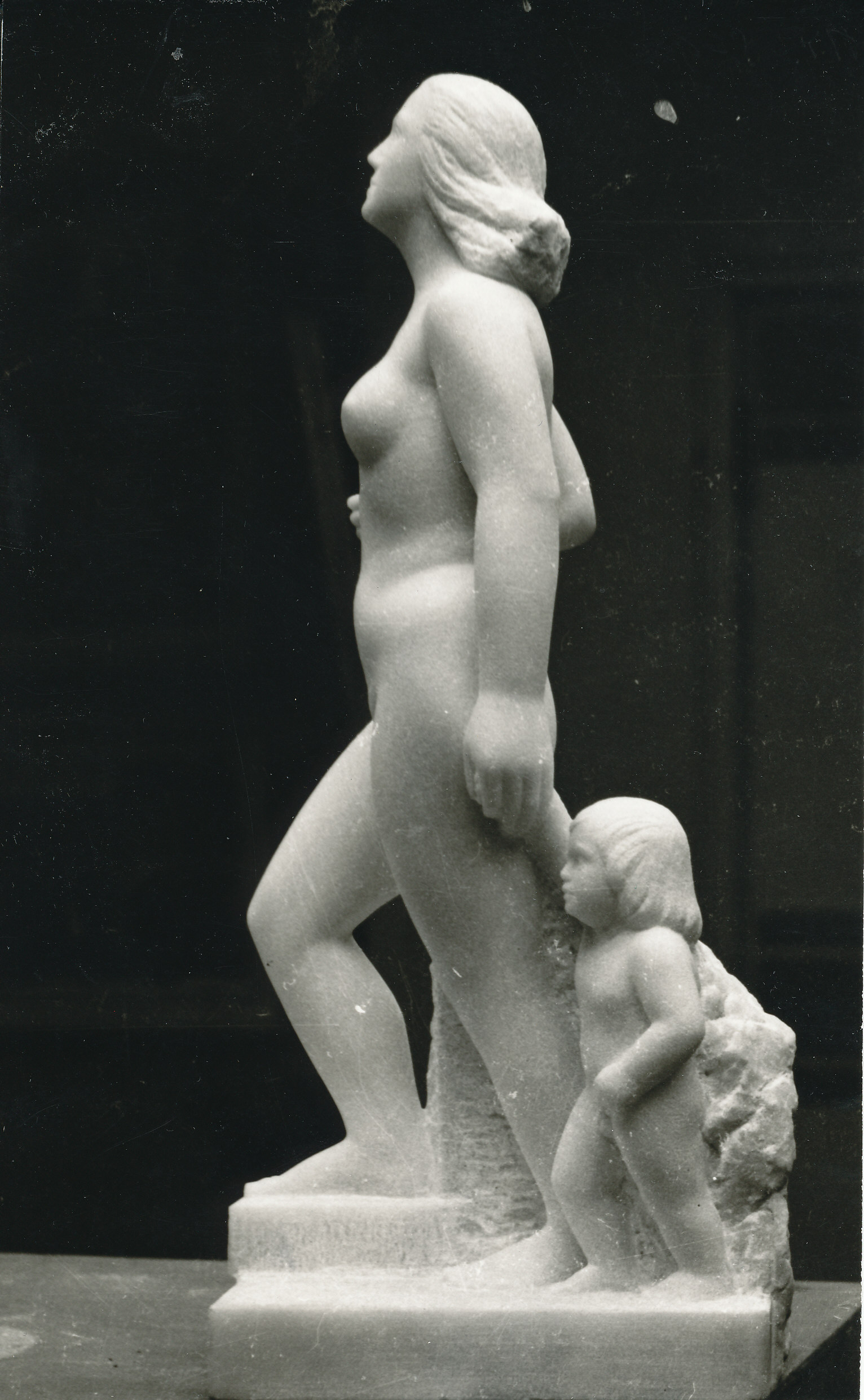 Foto.  Skulptuur "Varemeilt", marmor, 1943 autor Paul Horma.