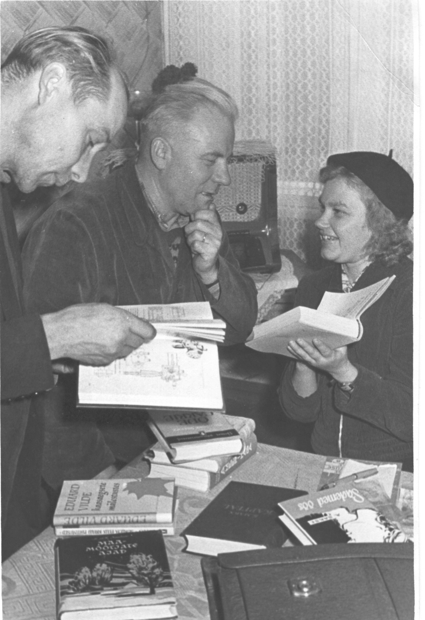 Foto. V. Sassi nim. sovhoosi töötajad  tutvumas uute raamatutega 18.oktoobril 1960