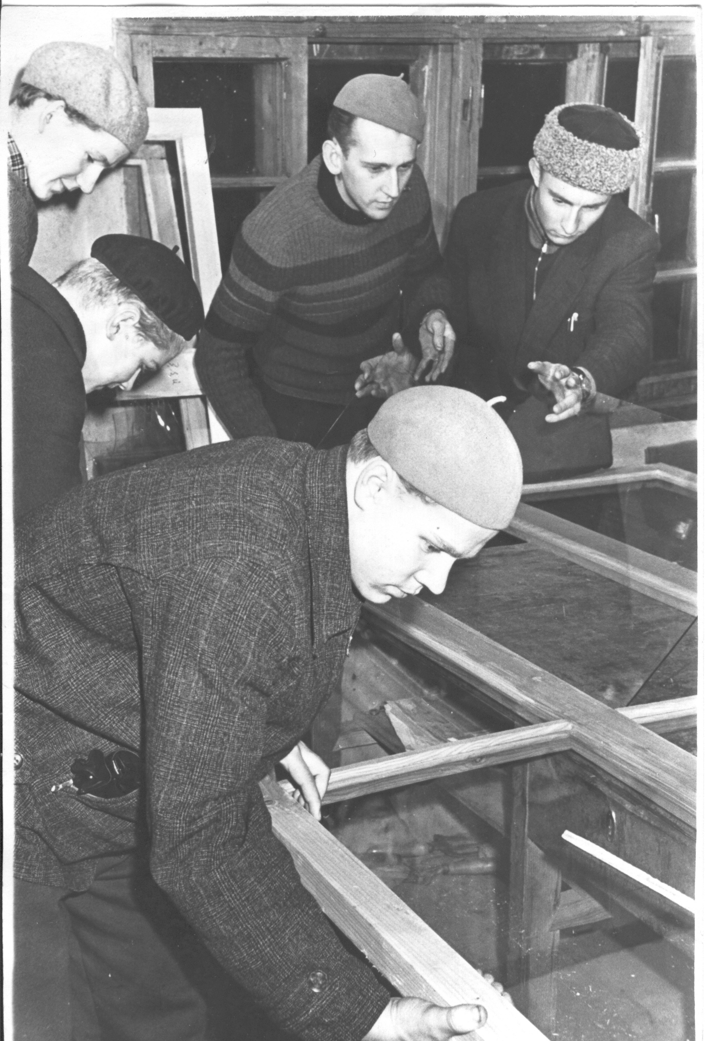 Foto. Räpina Aiandustehnikumi kehakultuurikollektiivi esimees Kaarel Käämer, Tiit Nappus, Toomas Haamer, Aavo Loomet ja Vello Milvek on tublid ehitusmeistrid 15.detsembril 1960.a.