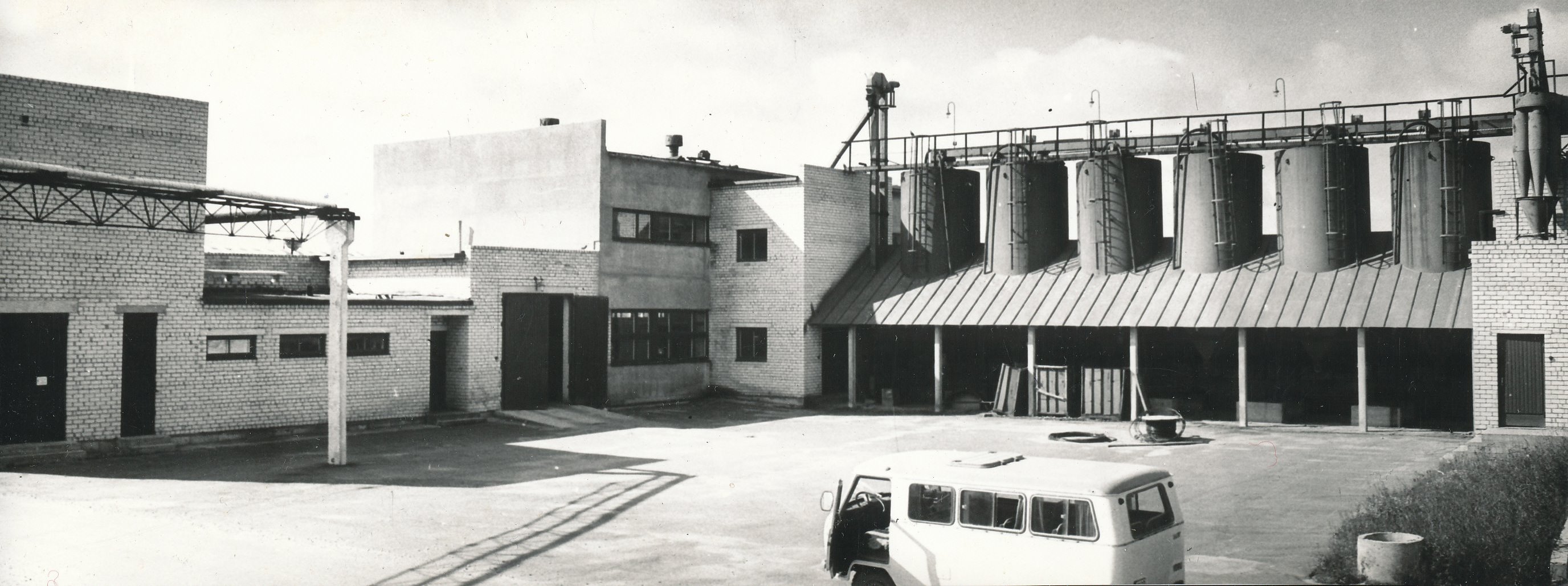 Foto. Võhandu kolhoosi sigala jõusöödahoidla ja köök  juulis 1987.a.