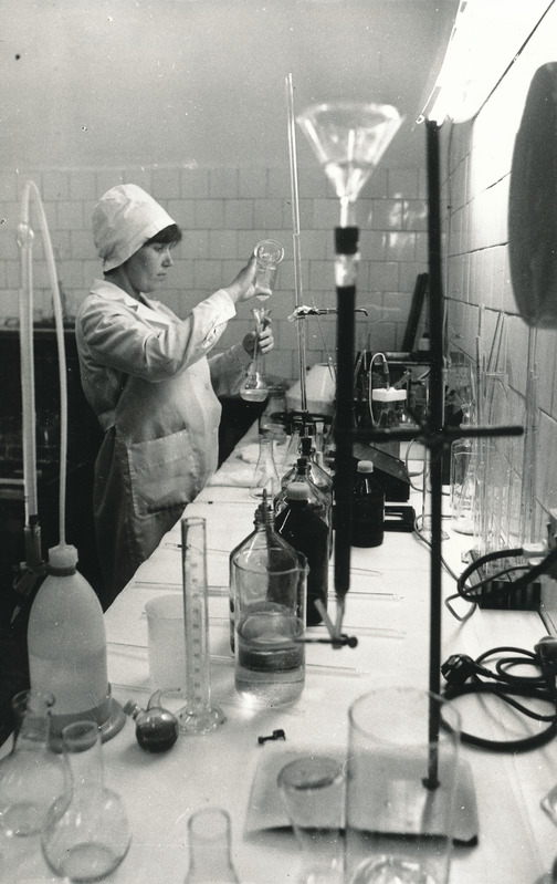 Foto.Kemo-bakteriaalanalüüsi laborant Helle Kull töötamas Võru Piimatoodete Kombinaadi laboris