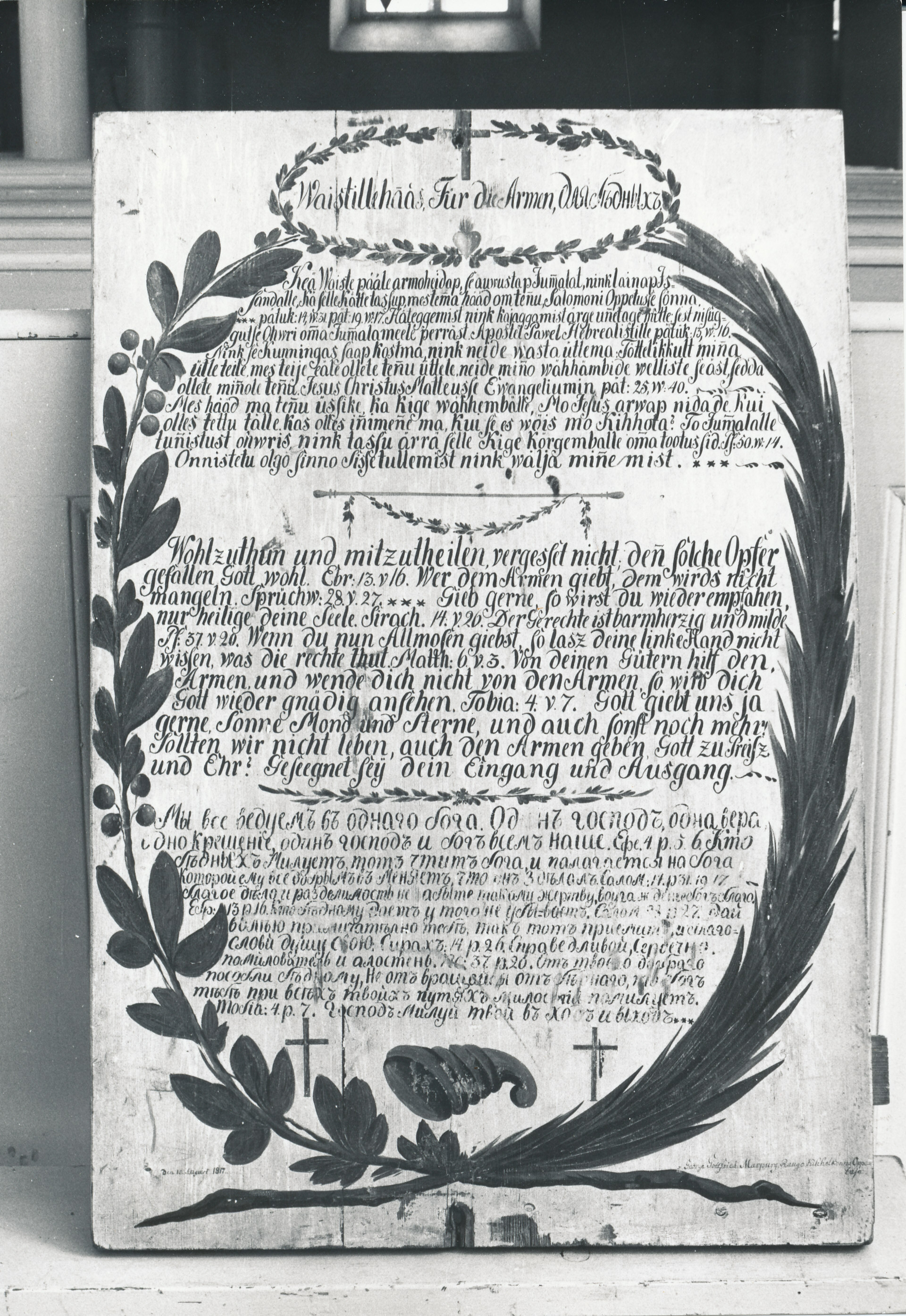 Foto. Tekst Rõuge kiriku  vahekäiaus asuva vaestekassa kohal 1986.a. oktoobris.