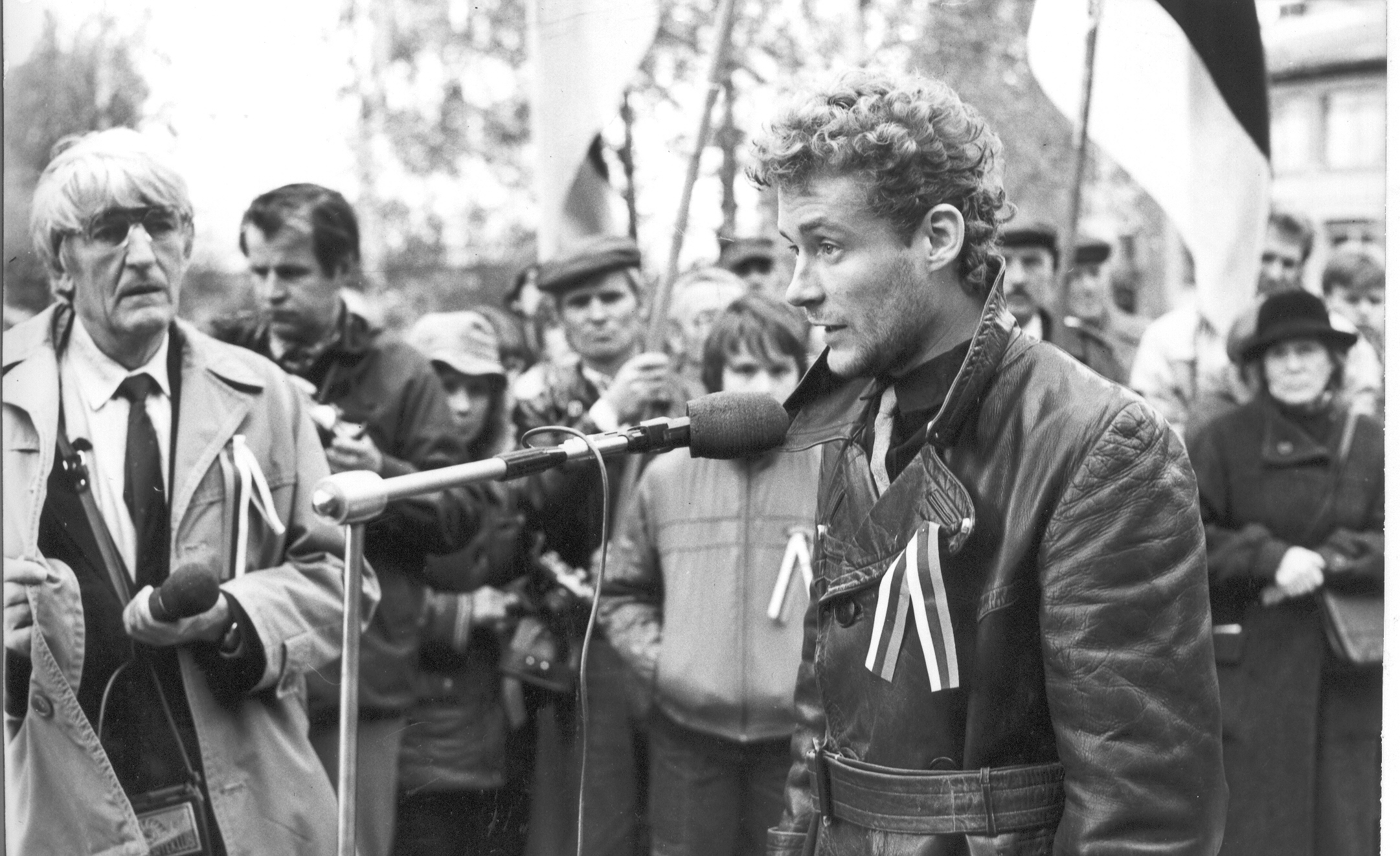 Foto. 25.septembril 1988.a. Kanepi vabadussõja samba taasavamisel kõneleb Võru Skautmaleva juht Allar  Abel.