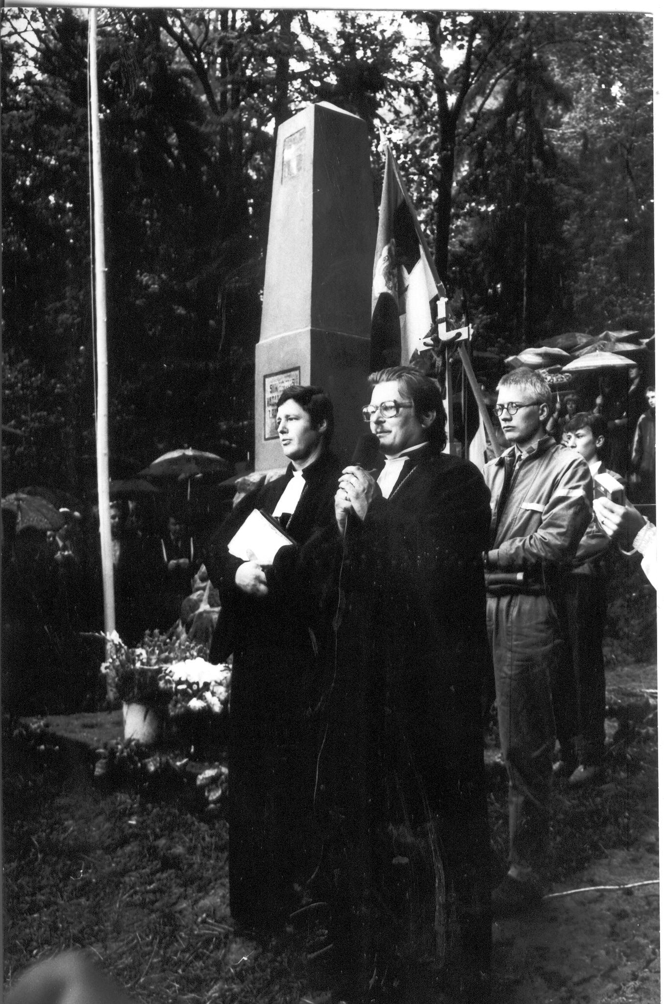 Foto 7.augustil 1988.a. Haanja vabadussõja mälestussammast õnnistavad Andres Mäevere ja Villu Jürjo.