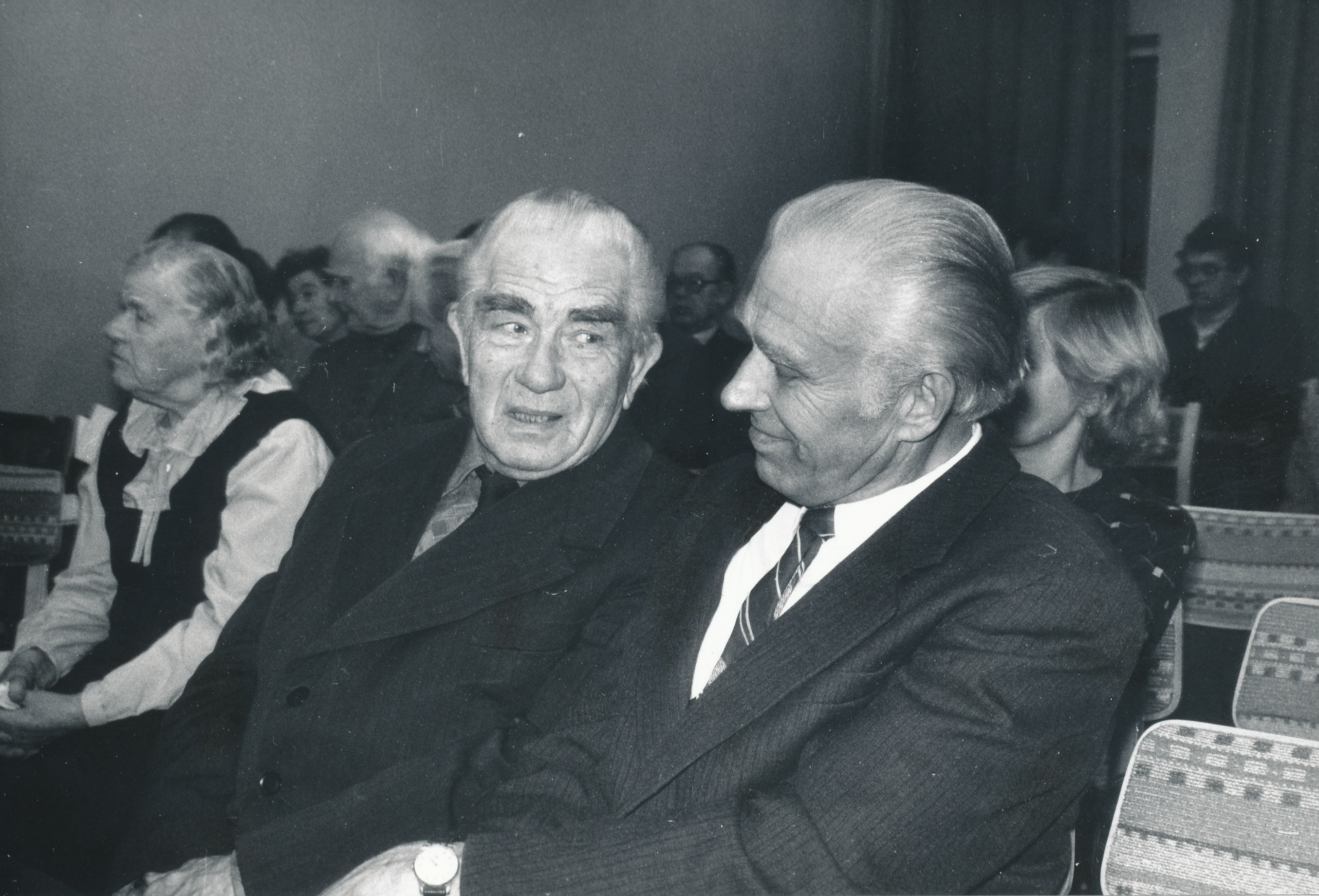 Foto.Võru Koduloomuuseumi  I teaduslik konverents 28.novembril 1986.a. Vestlushoos kodu-uurijad S.Kais, Albert Ivask ja Aleksander Krull.