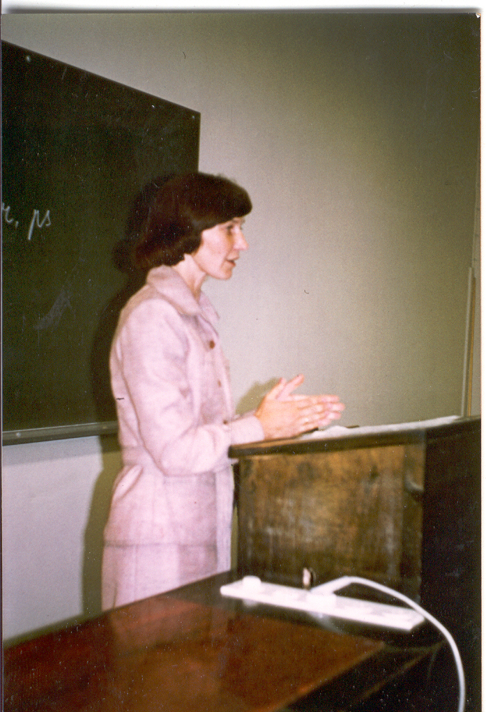 Foto.Hansenberg, Anu-Reet Alberti tütar esinemas ettekandega läänemeresoome filoloogia sümpoosionil Helsingis 1977.a.
