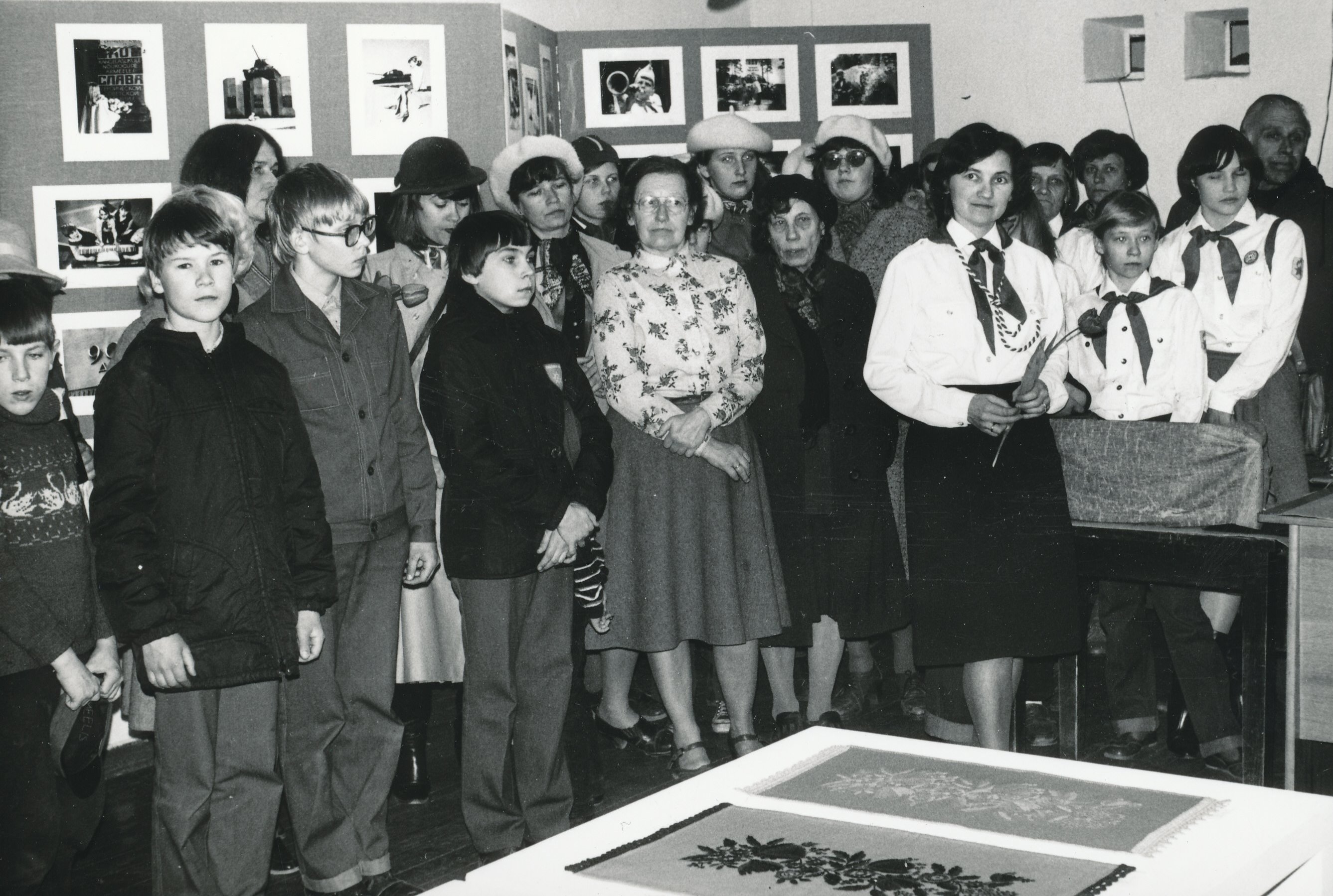 Foto. Võru Pioneeride Maja näituse  60 aastat pioneeriorganisatsiooni  avamine mais 1982.a. Esiplaanil Eva Kasesalu,Ly Alaveer ja Sirje Pakler.