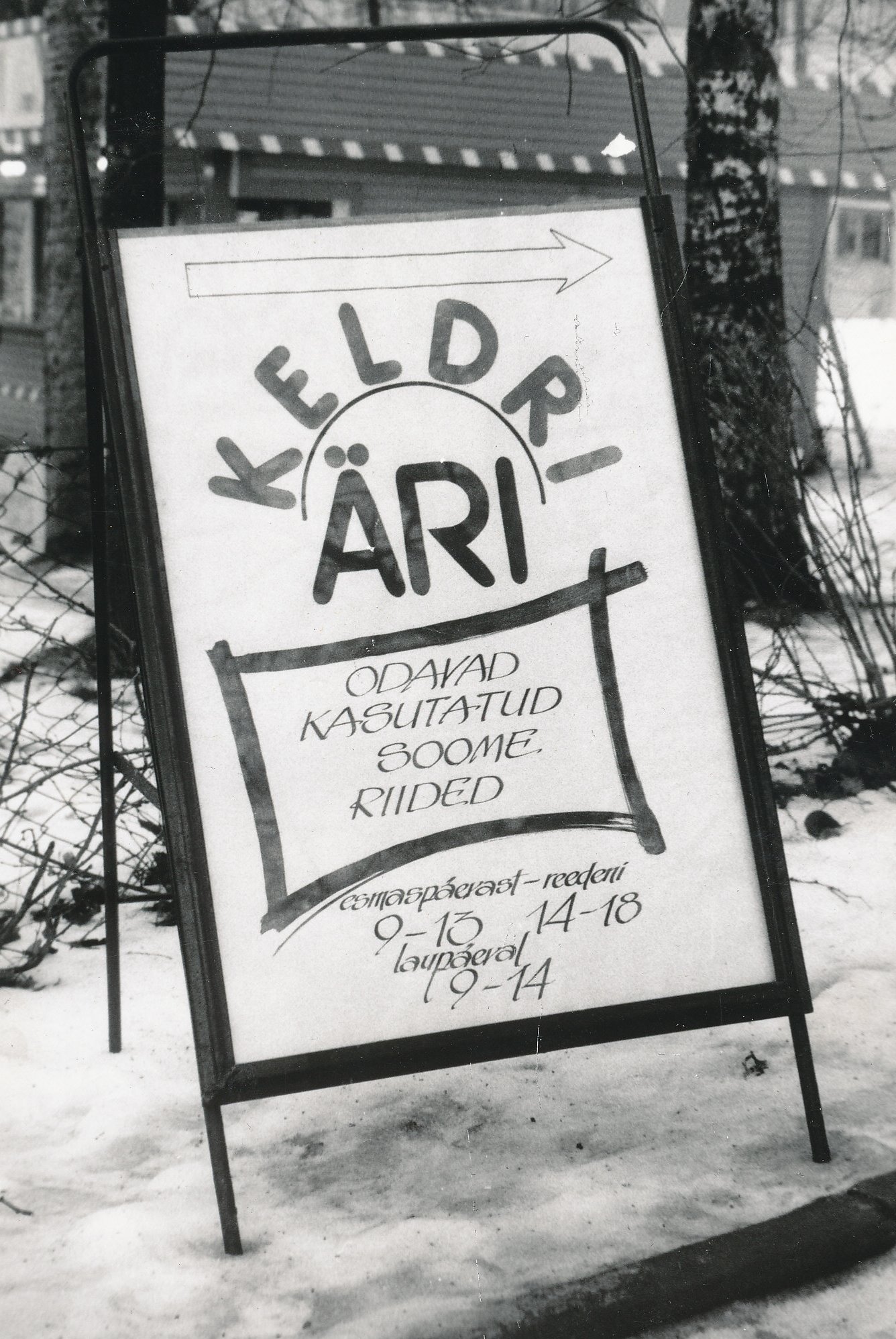Foto.  Keldriäri reklaamstend  Vabaduse tänaval 1993.a.