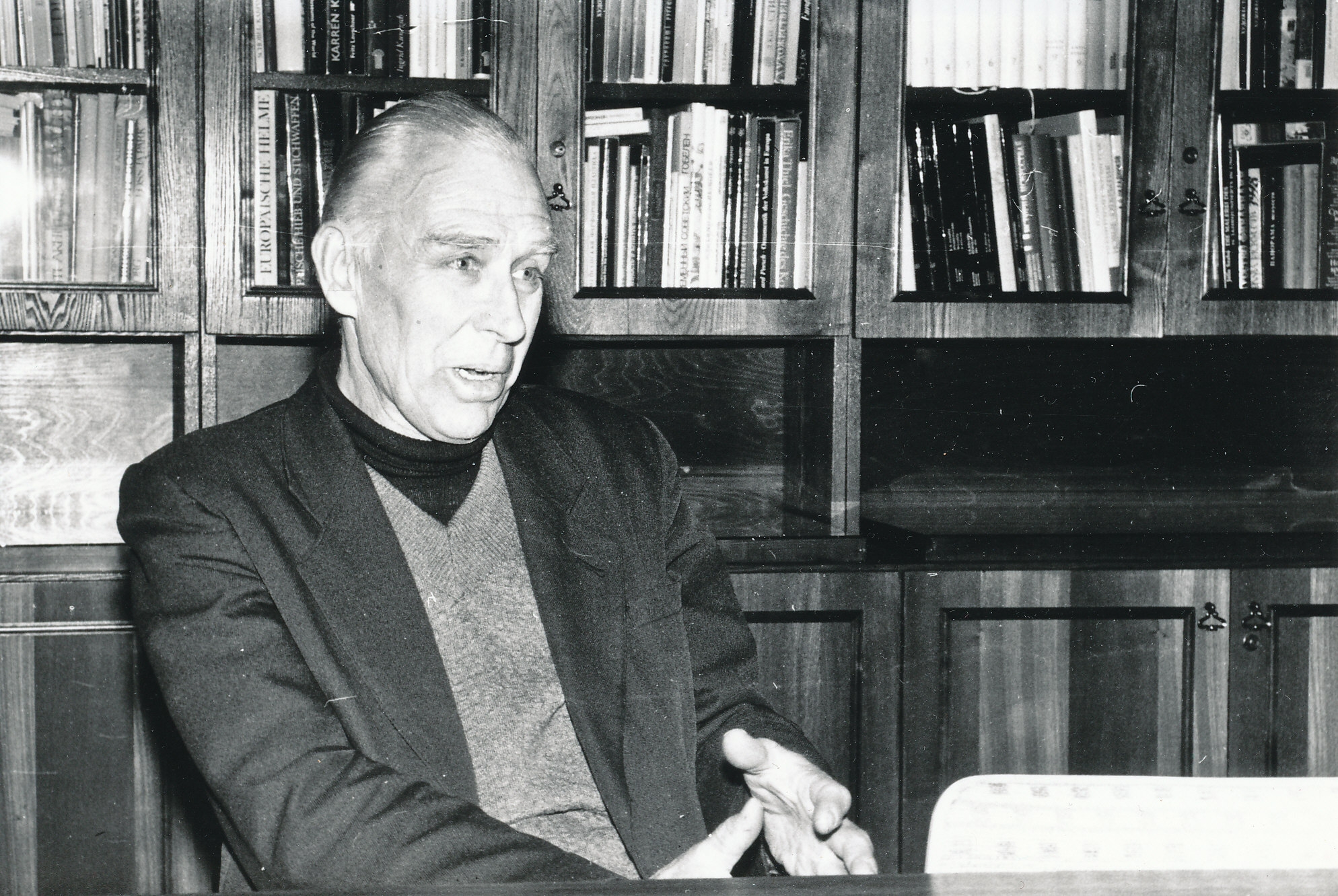 Foto.Krull, Aleksander- Dr. Fr. R. Kreutzwaldi Memoriaalmuuseumi direktor 1. detsembril 1993.a.