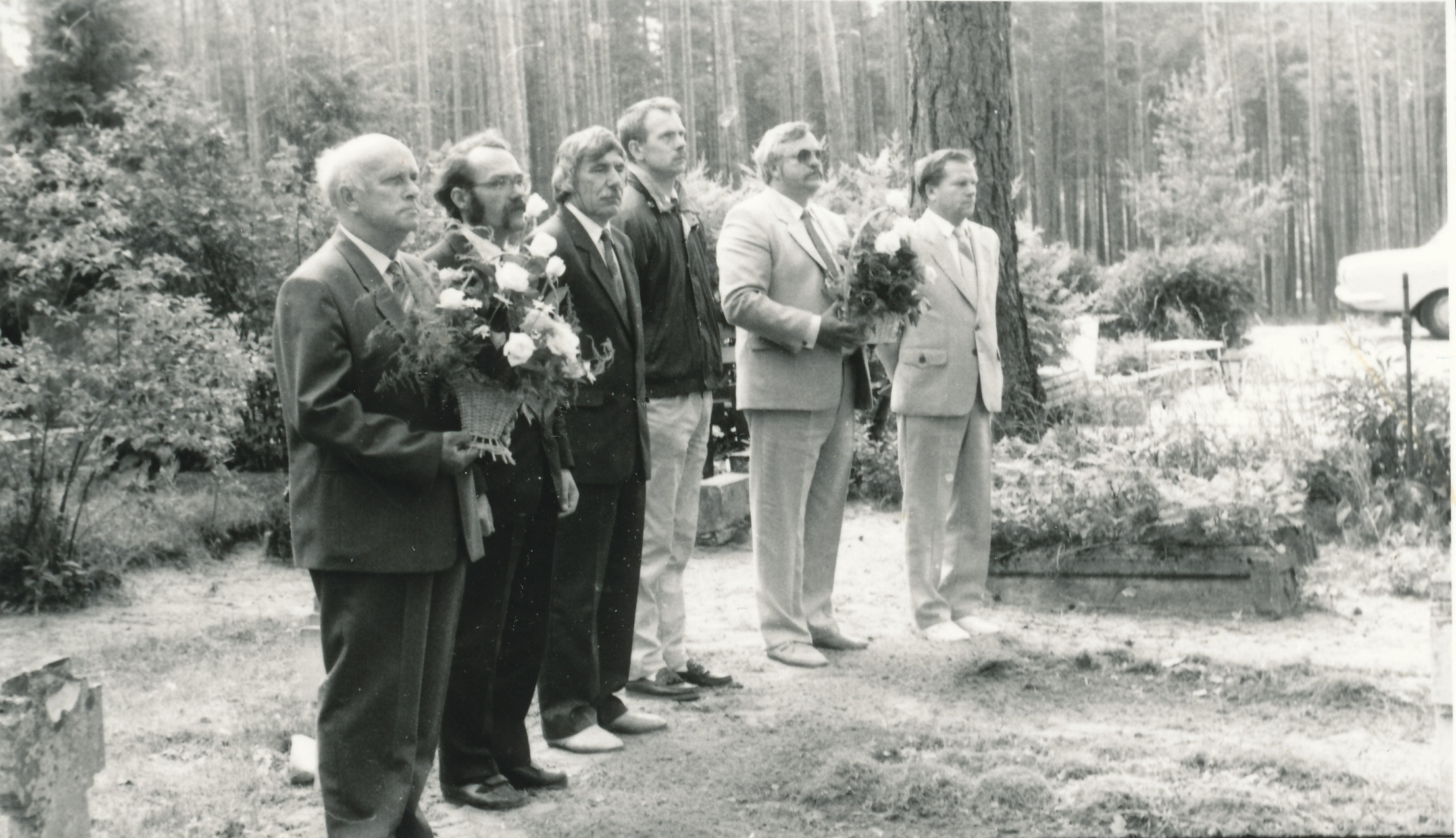 Foto. Võidupüha tähistamine Võru kalmistul Vabadussõjas langenute ausamba juures 23.juunil 1992.a.