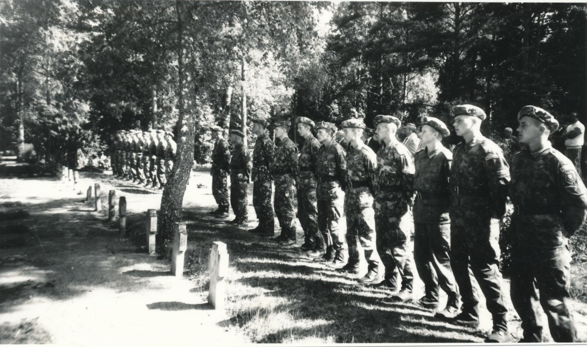 Foto. Võidupüha tähistamine Võru kalmistul Vabadussõjas langenute ausamba juures 23.juunil  1992.a.